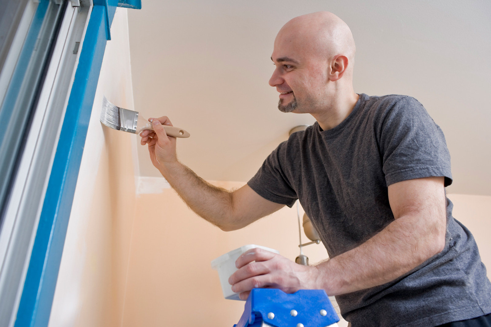 Pinsel für die Feinarbeit: Gerade in Ecken und an Rändern empfiehlt es sich zum Pinsel statt zur Rolle zu greifen.