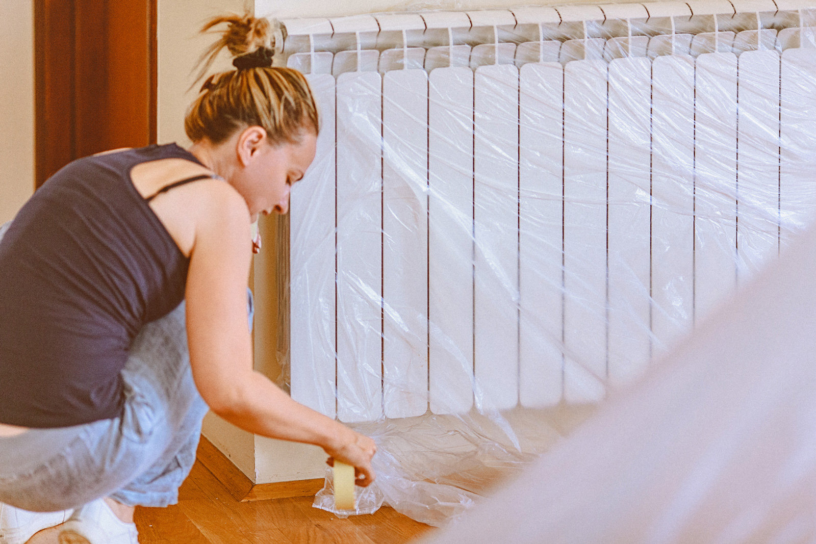 Lästig, aber notwendig: Je gründlicher du abklebst, desto mehr Putzarbeit sparst du dir hinterher.