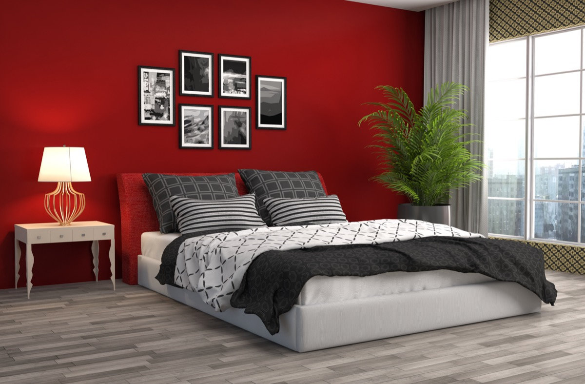Eingerichtet mit Rot: ein Schlafzimmer | © iStock | Stockernumber2