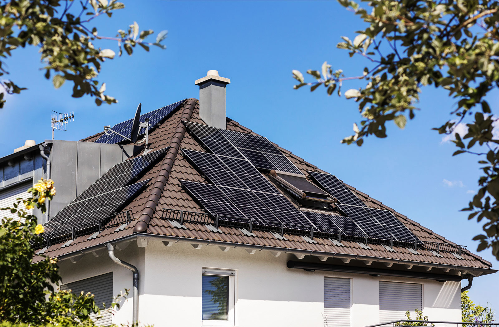 Wer eine PV-Anlage betreibt, kann seinen Strom mit smarten Anwendungen besser nutzen.