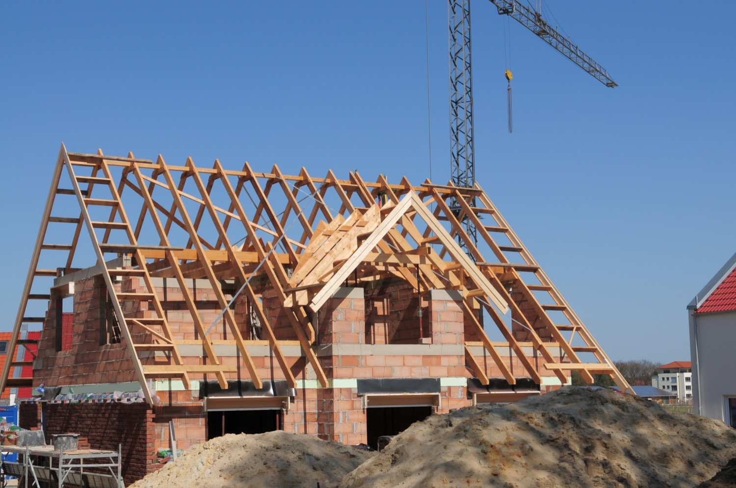 Inclusion in a residential area with various types of houses and buildings still under construction.