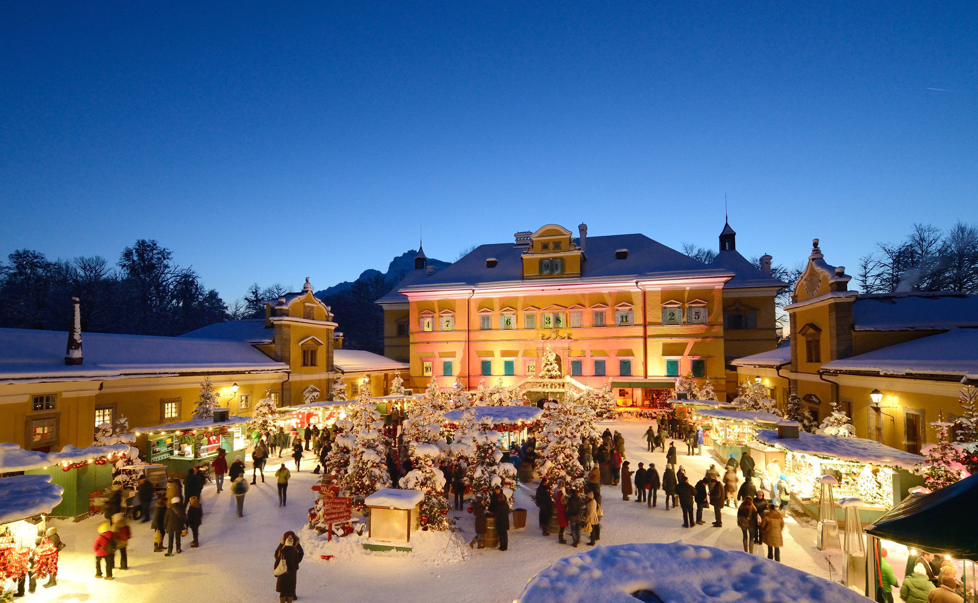 Weihnachtsmarkt auf verschneitem Marktplatz 