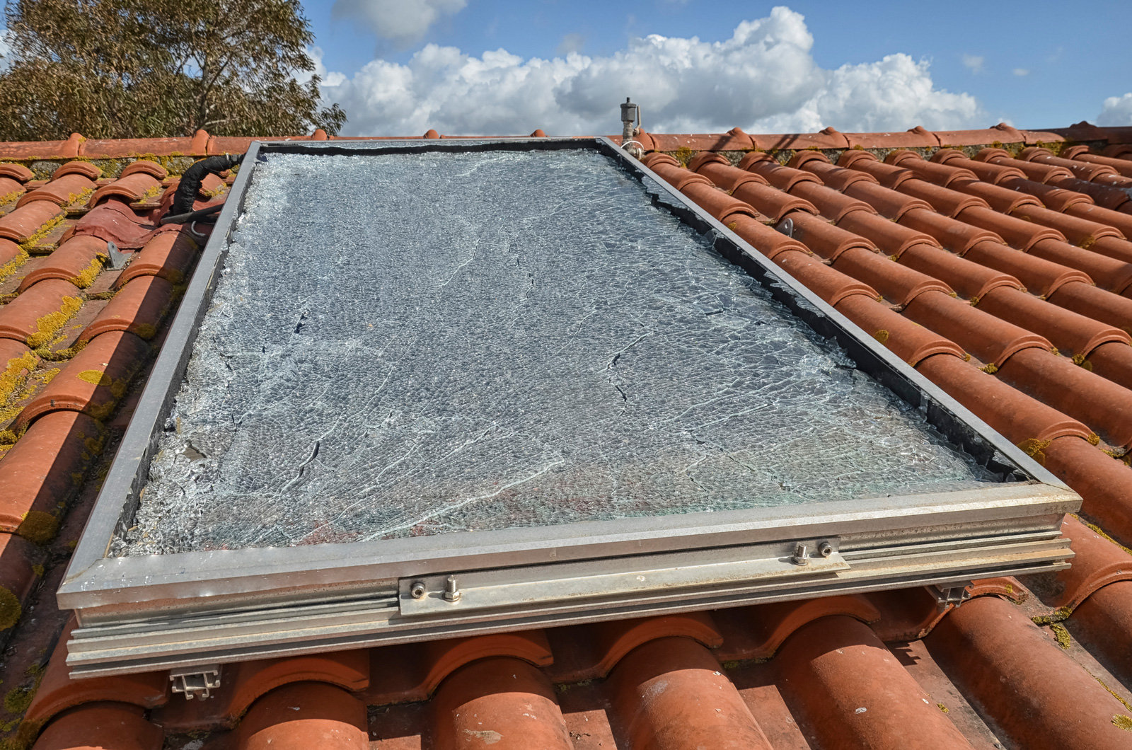 Verhagelt: Solarpanel mit Hagel-Schaden