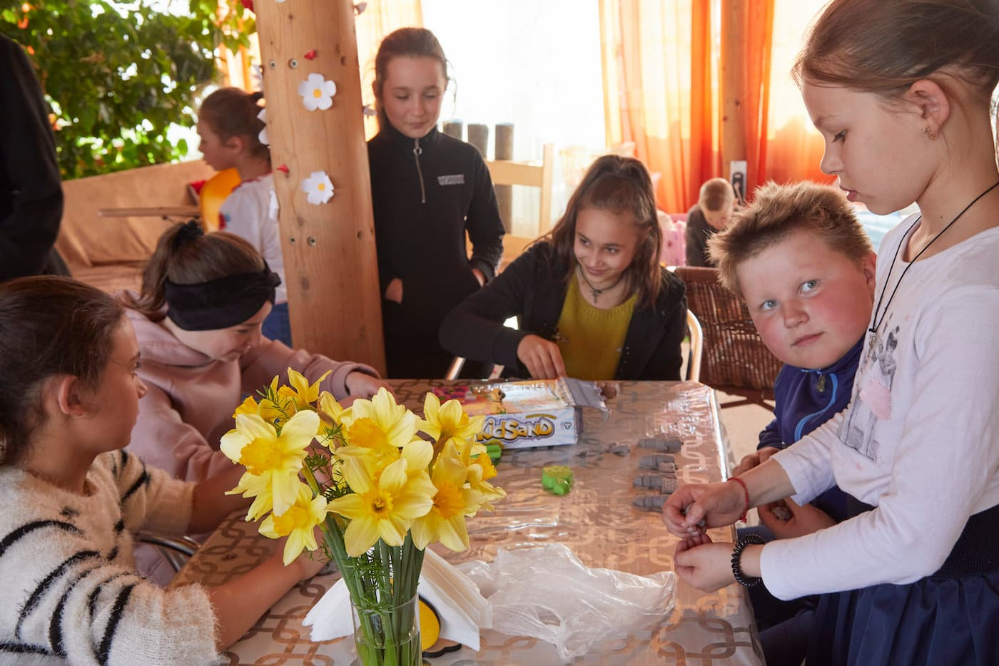 Kinder aus dem Dorf und aus der Ukraine geflüchtete Kinder spielen gemeinsam.
