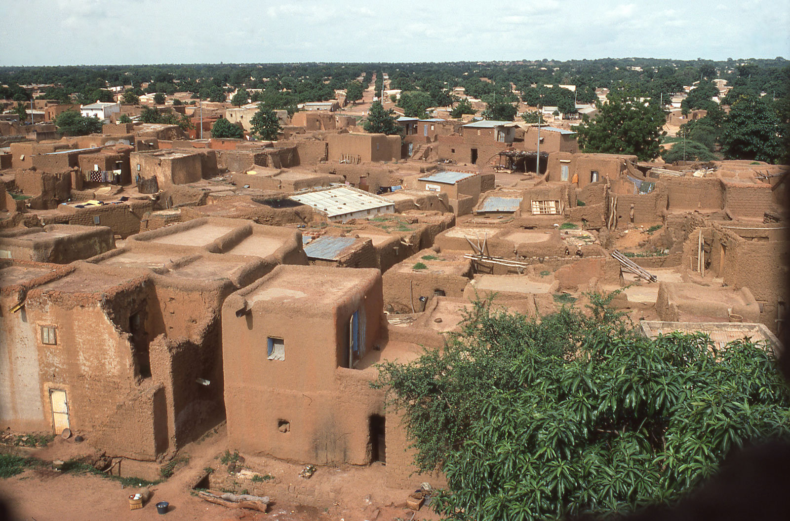 647760102 Ursprung aller Dächer: Die ersten Siedlungen wurden mit Flachdach erbaut.