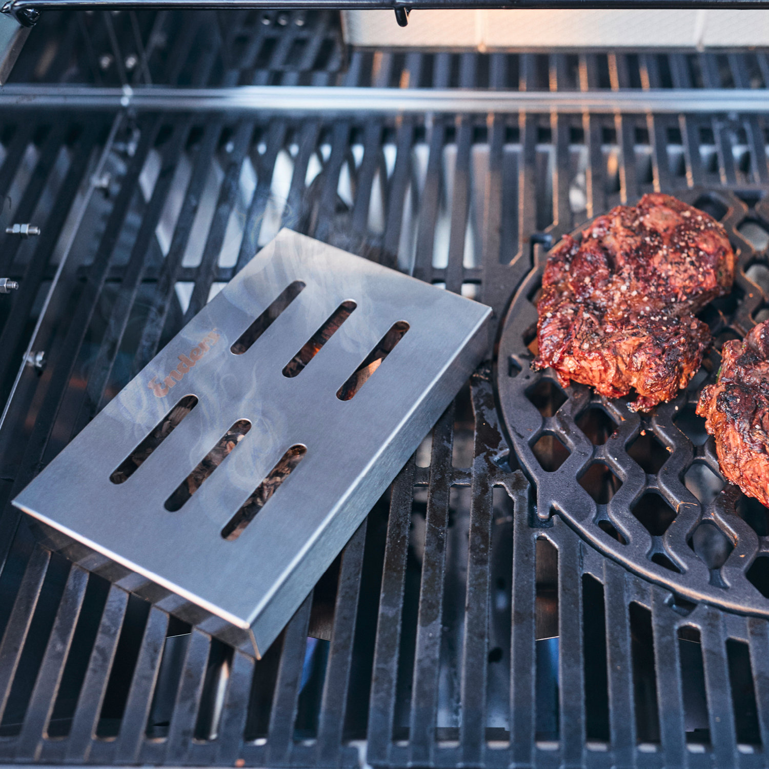 Räucherbox enthält feuchte Chips aus Kirschen-, Eichen- oder Ahornholz.