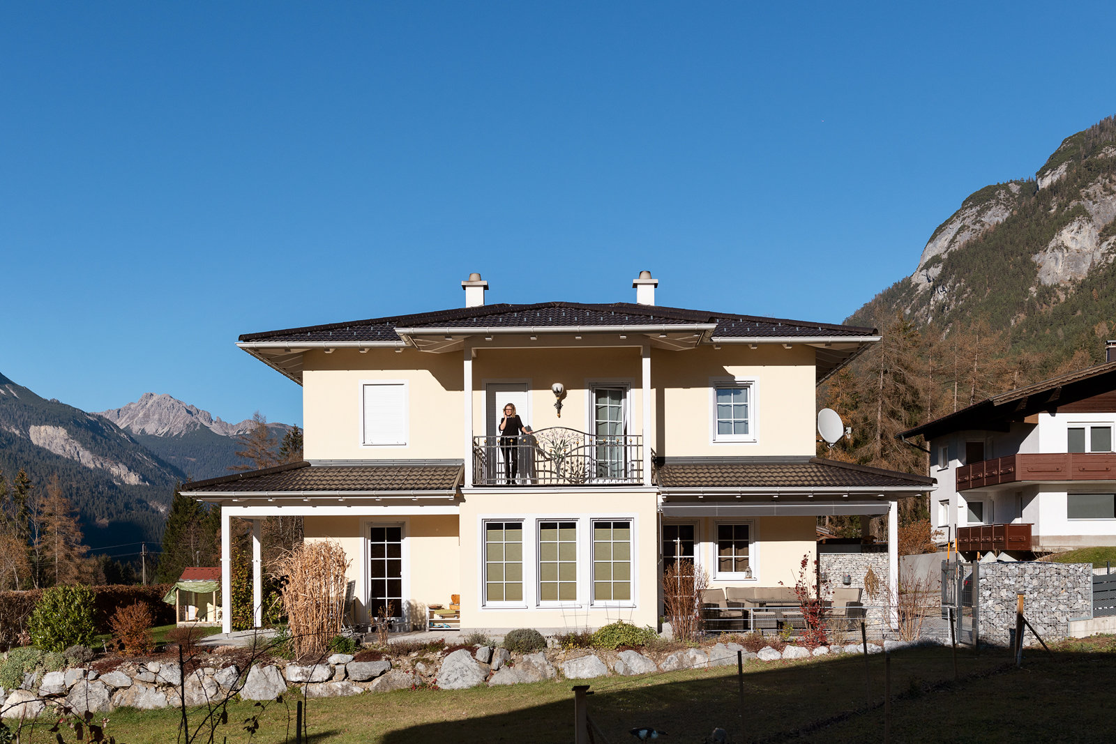 Umgeben von Natur: Das Haus der Perls liegt in Elmen im Lechtal. © Wüstenrot/marcelkoehler.com