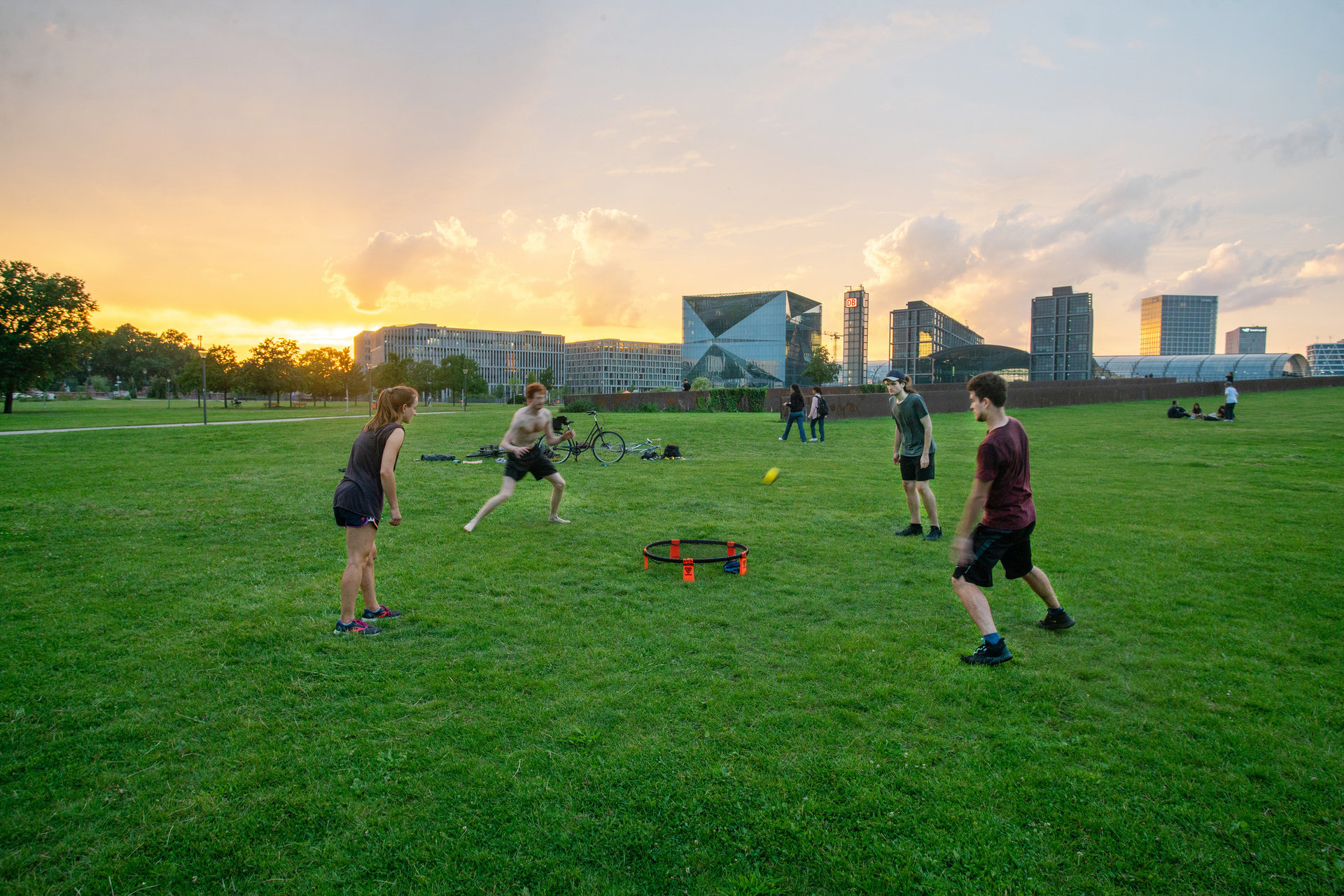 08-27-2023 .  Berlin  Germany. Spikeball - new funny game in Germany -  in sunset German capital in Speerbogenpark 
. Next to Reichstag bulding.
