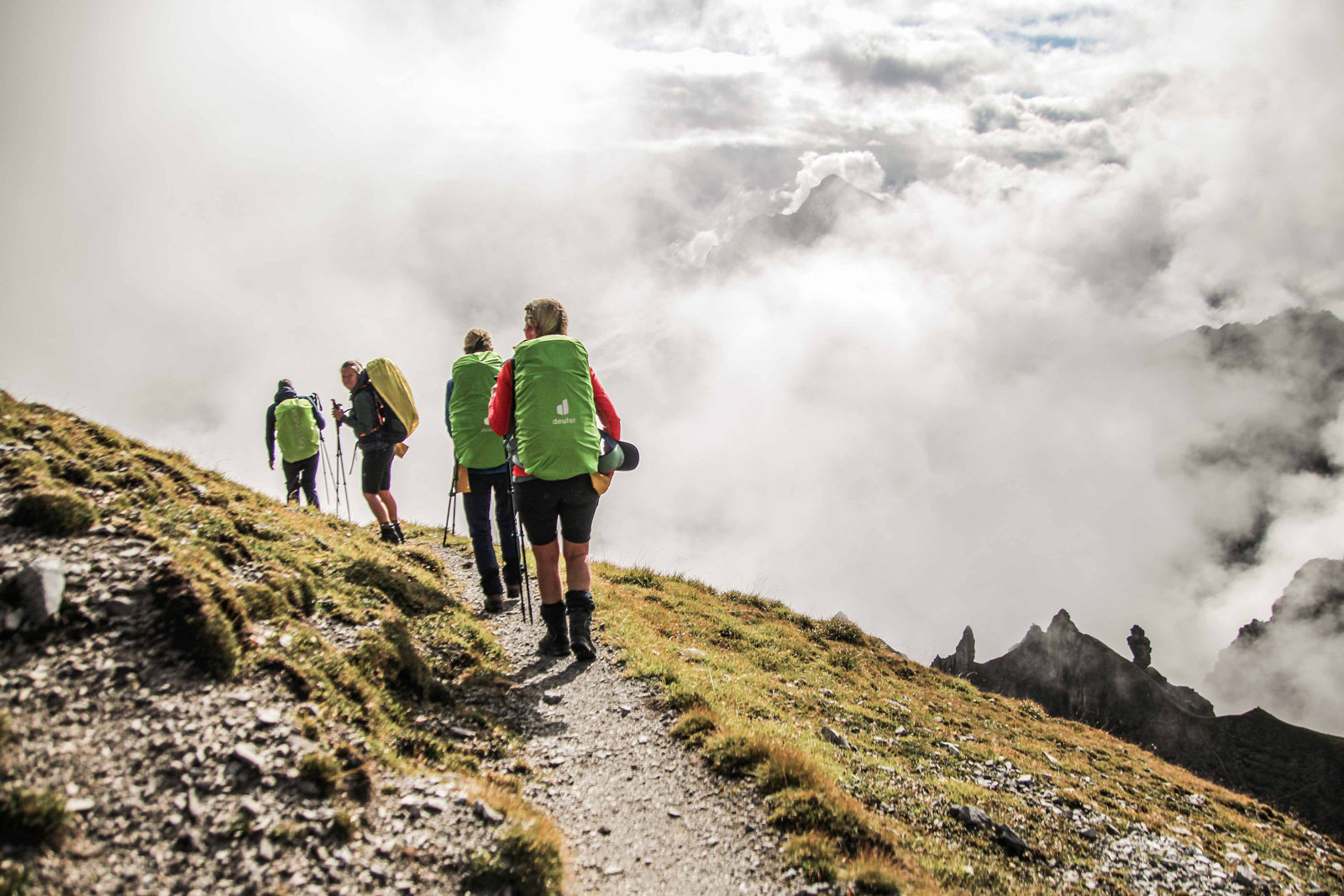 Menschen, die zu Fuß die Alpen überqueren