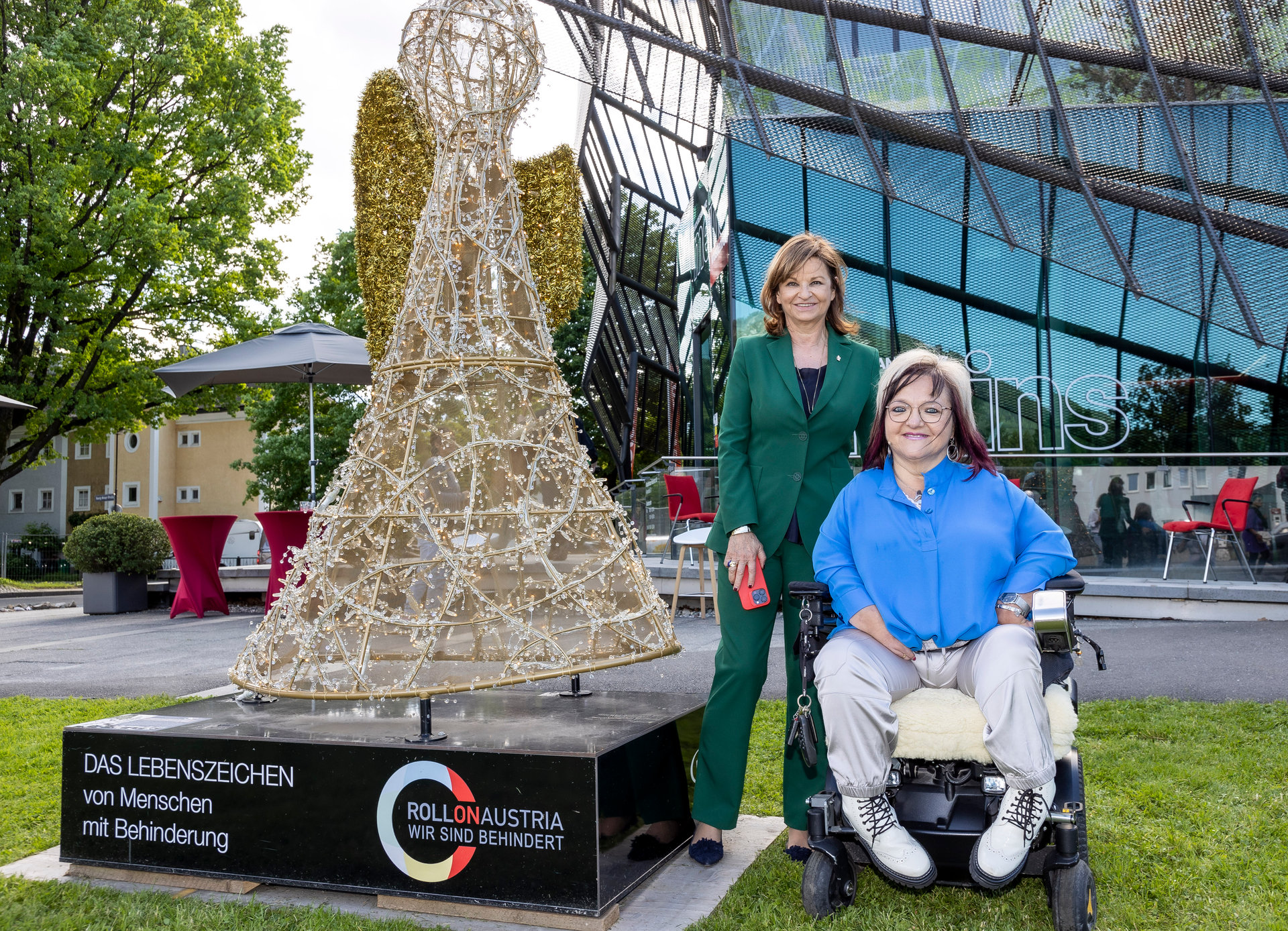 Wüstenrot Generalidirektorin Susanne Riess-Hahn mit RollOn Obfrau Marianne Hengl vor dem RollOn Denkmal