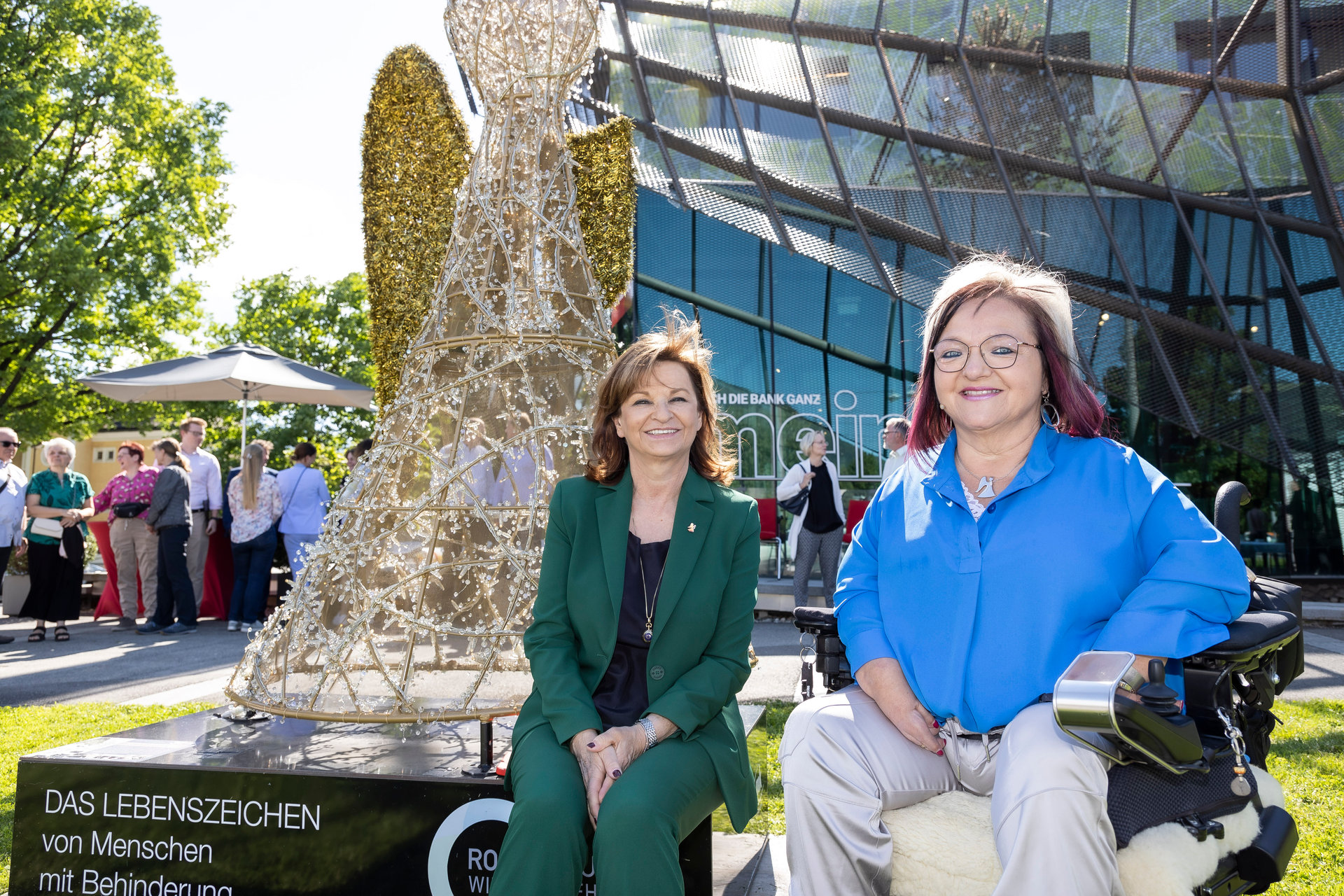 Susanne Riess-Hahn und Marianne Hengl vor dem RollOn Denkmal