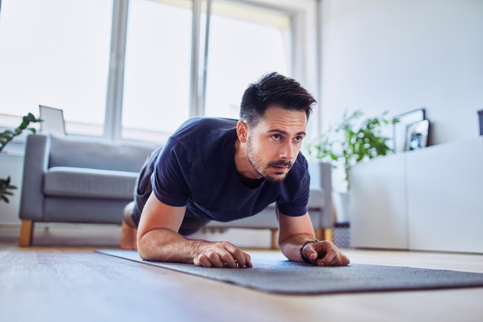 Die „Brett-Position” stärkt den Rücken.