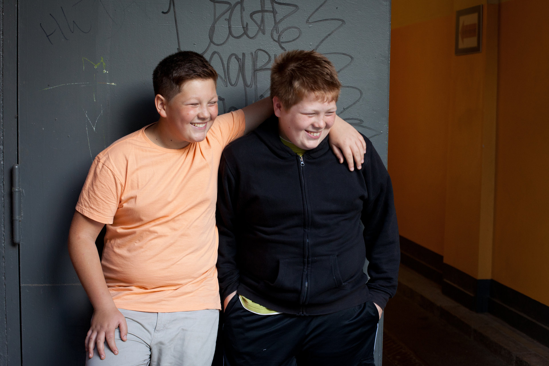 Zwei Kinder stehen grinsend nebeneinander