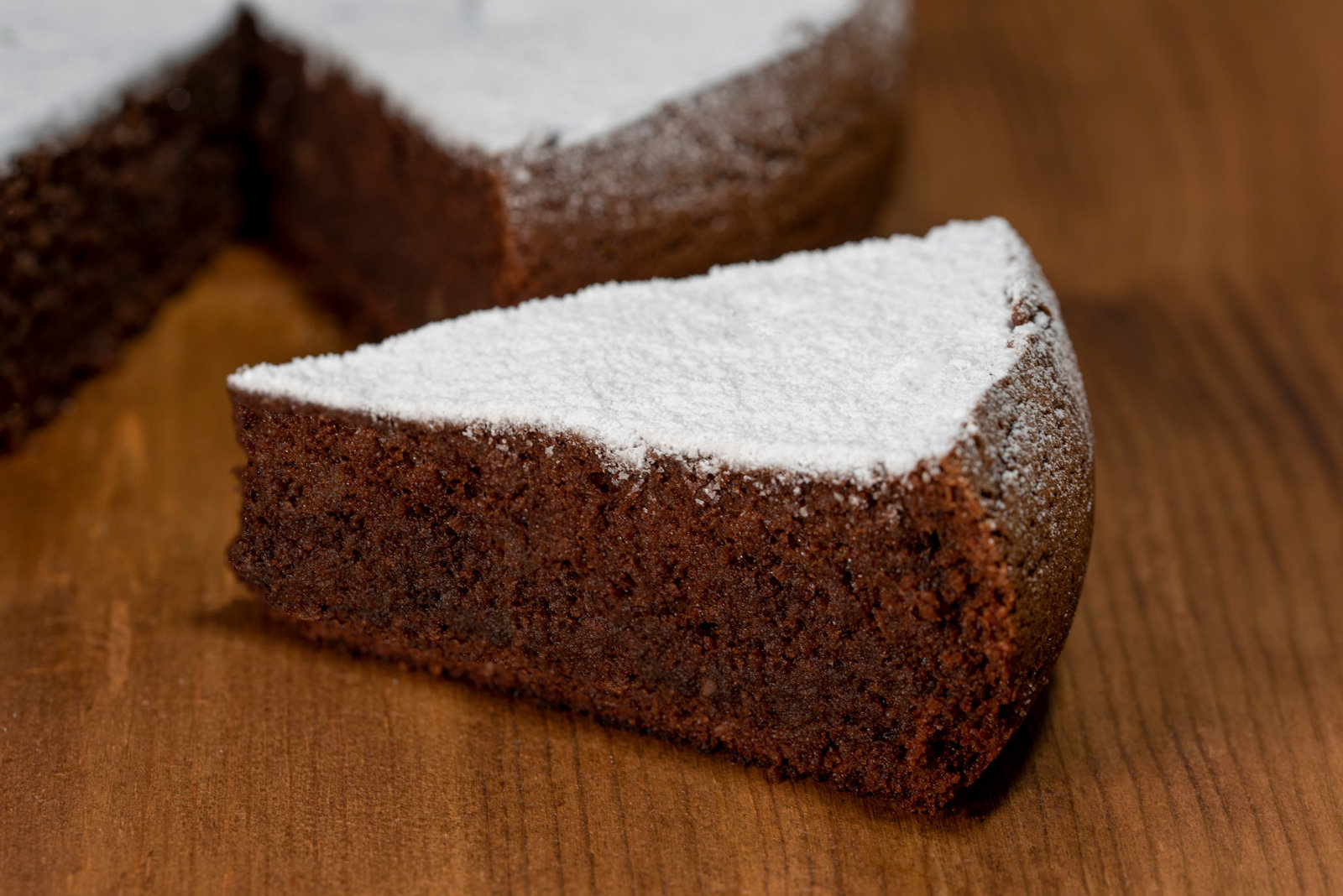 In Italien heißt sie „Tarta Caprese”: Schokokuchen mit gemahlenen Mandeln ansatt Mehl