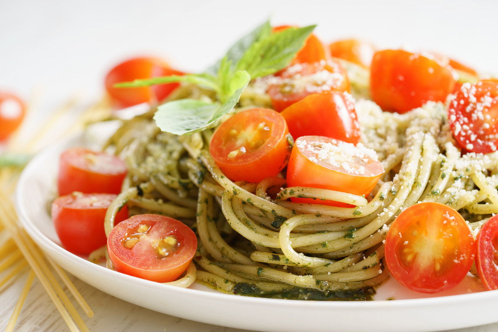Pesto geht mit unterschiedlichen Kräutern: Basilikum, Rucola oder Koriander