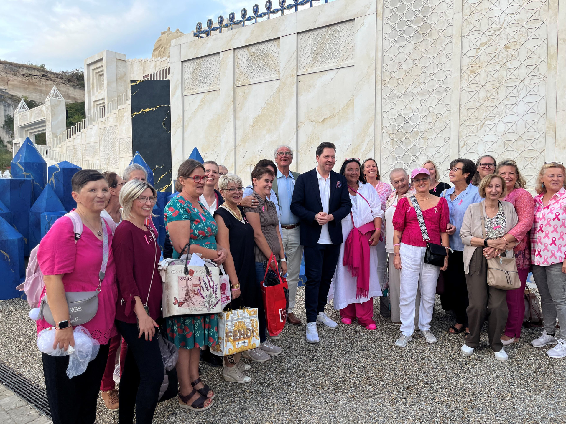 Gruppe von Brustkrebspatient:innen beim Besuch der Oper "Aida"