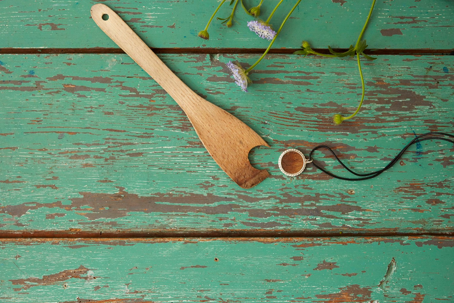 Besonderes Schmuckstück: Der Kochlöffel ihrer Oma Lilly begleitet eine Klientin nun als Kettenanhänger. © Trauerbegleitung & Erinnerungen | vergiss-mein-nie.de