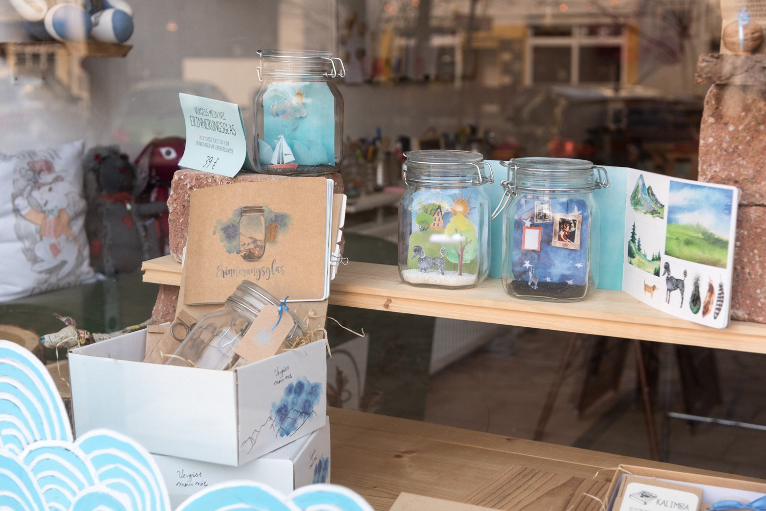 Schönes für Trauernde: In ihrem Laden entwickelt Anemone Zeim Möglichkeiten, um Erinnerungen festzuhalten. © Trauerbegleitung & Erinnerungen | vergiss-mein-nie.de