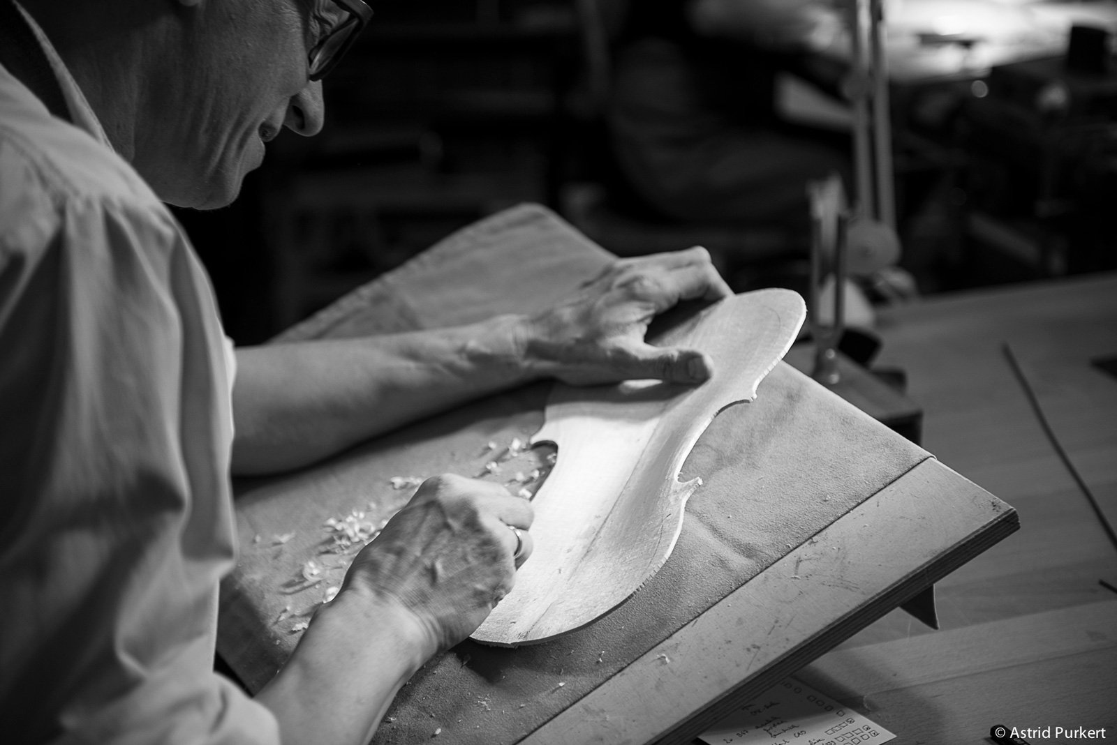 Nur ausgewählte Holzstücke werden für den Geigenbau verwendet.