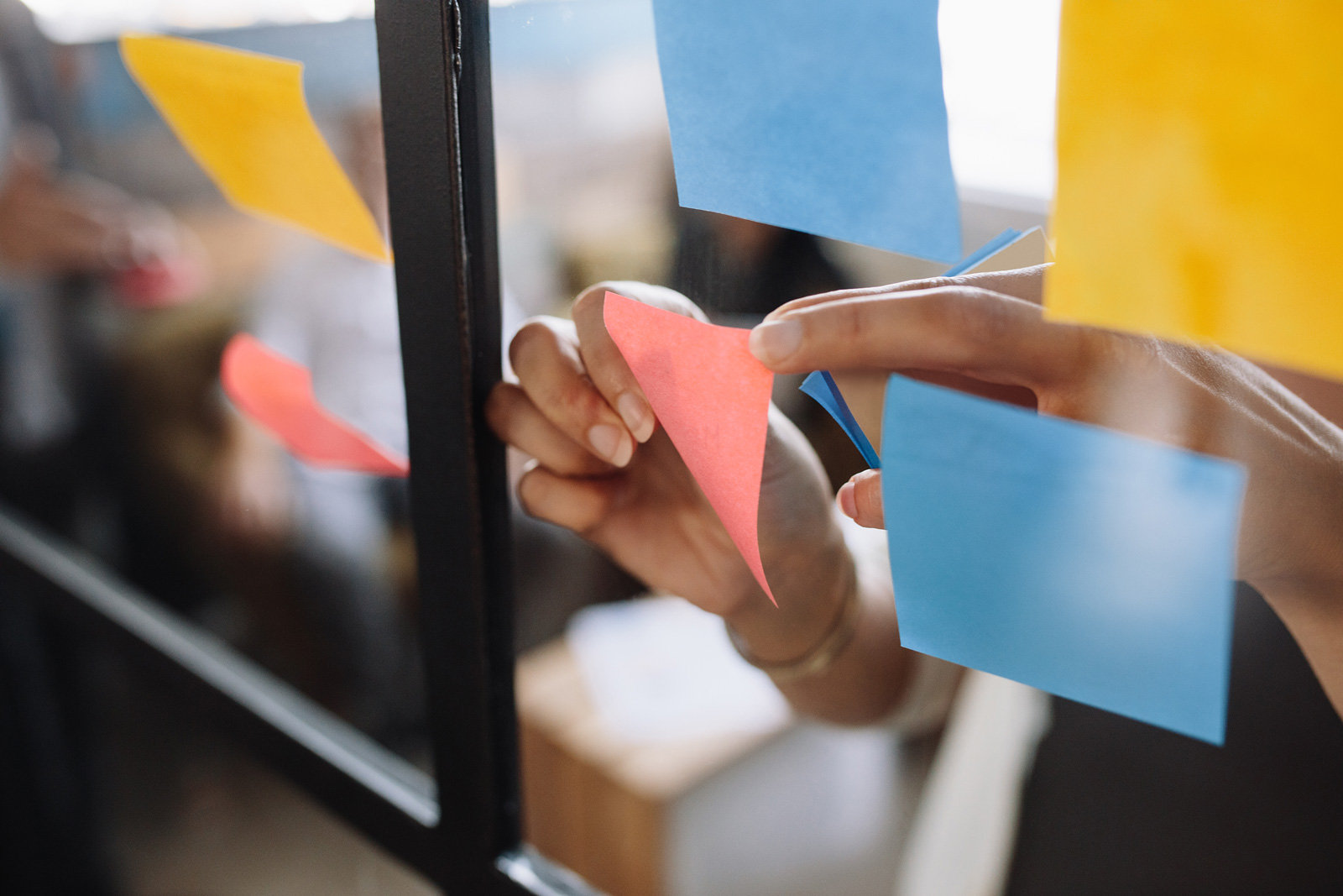 Post-its, die an eine Scheibe geklebt werden