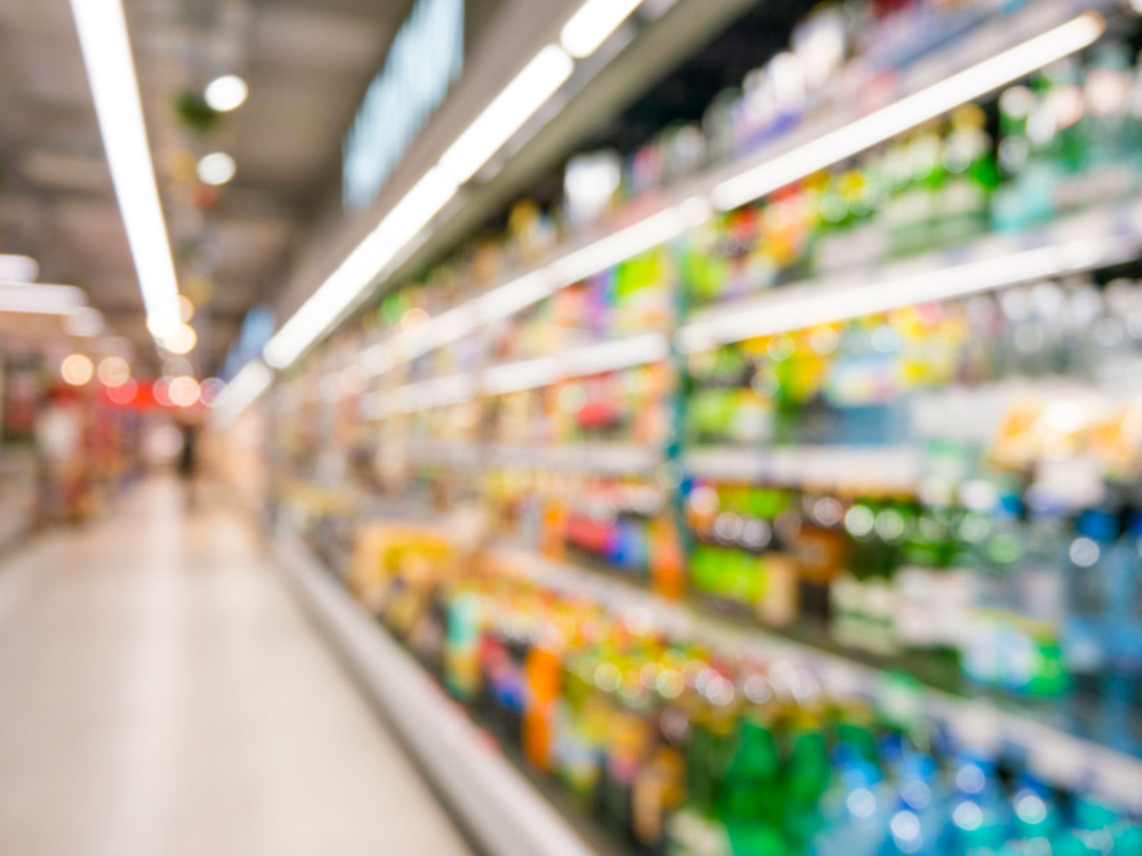 650743054 Supermarkt Kühlregal mit Produkten