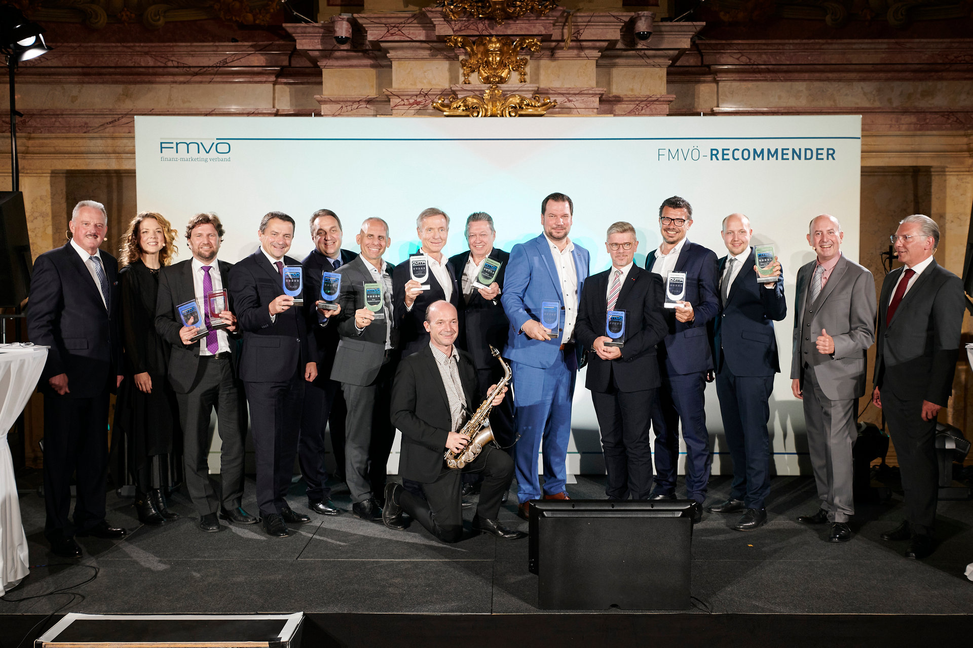 Sonderpreis „Beste Schadensbearbeitung“ für die Wüstenrot Versicherung! Am Bild nimmt Sascha Wetzstein (6. v.l.) den Preis entgegen.