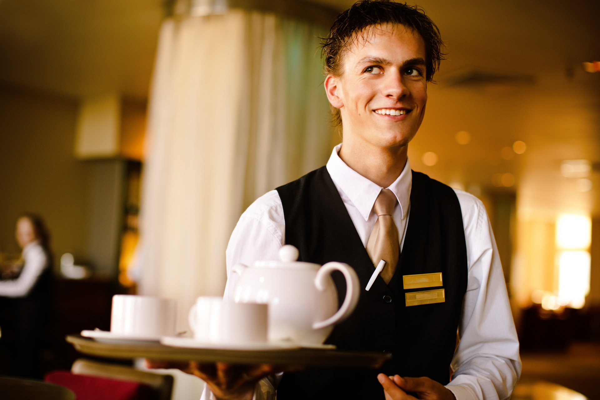 Mitarbeiter serviert Kaffee auf einem Tablett