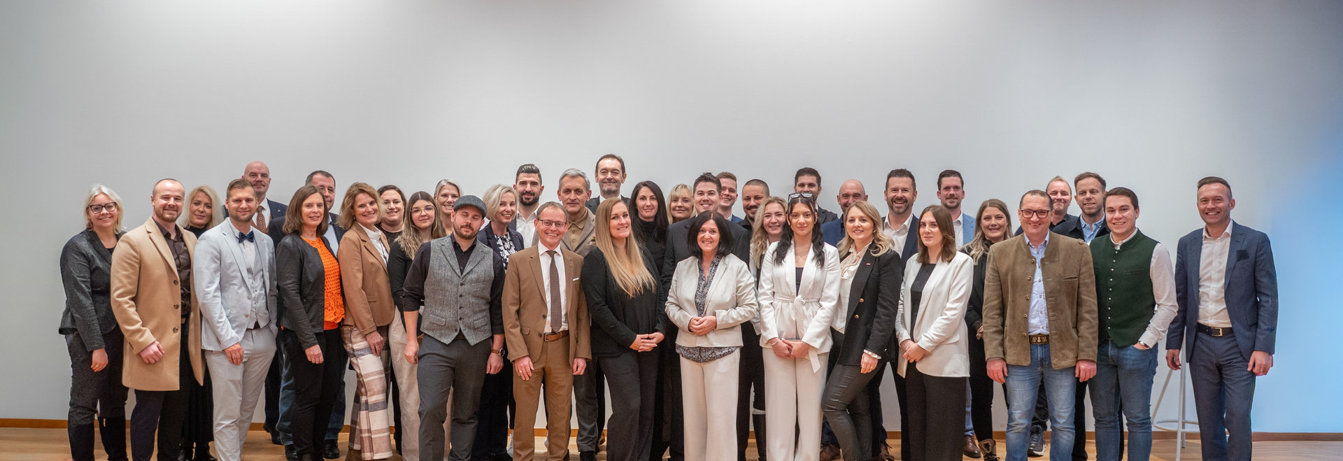 Gruppenbild auf den Wüstenrot Mitarbeiter zu sehen sind., 