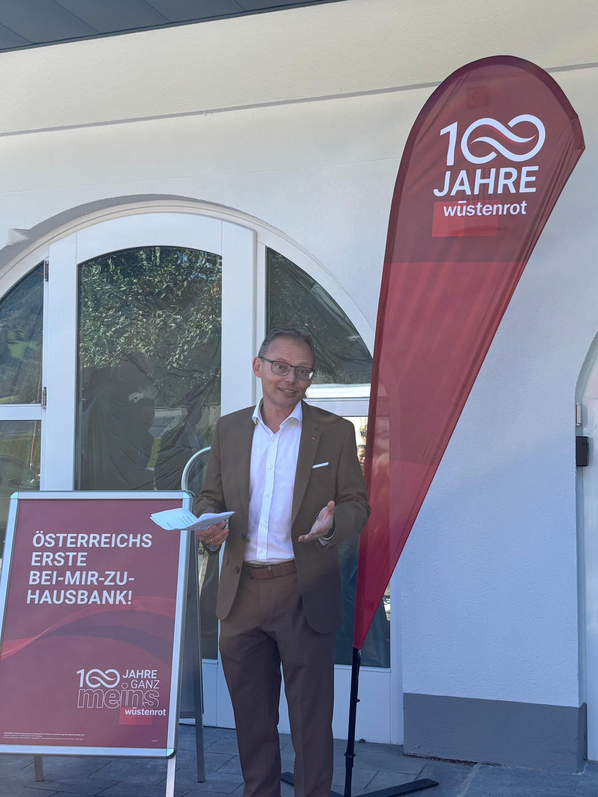 Helmut Golda bei seiner Ansprache während der Filialeröffnung.