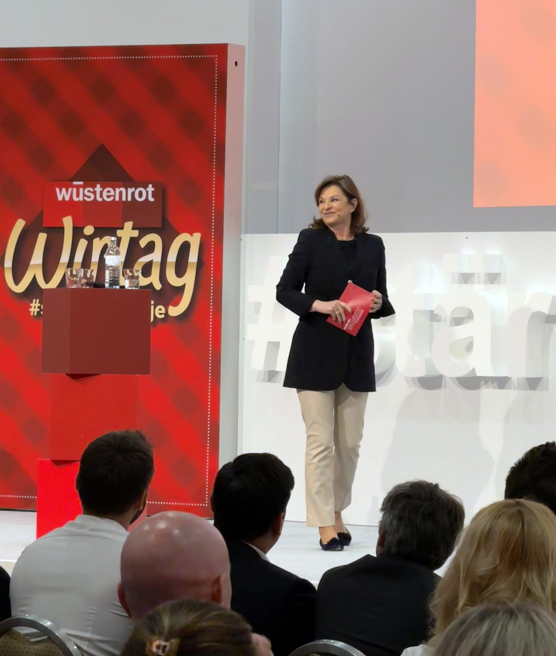 Dr. Susanne Riess-Hahn bedankte sich bei den Vertriebsteams für ihren Einsatz