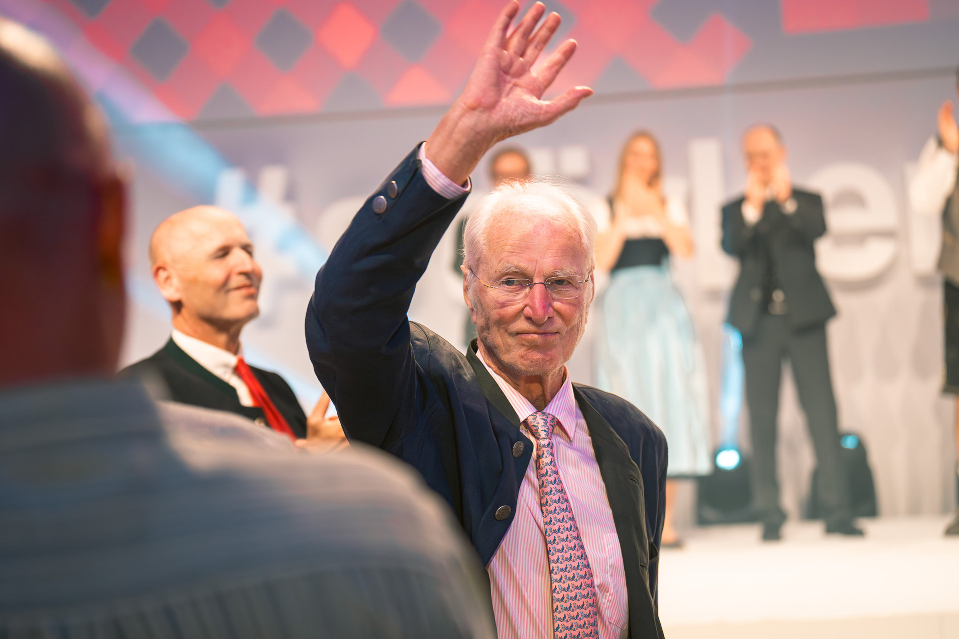 Dr. Herbert Walterskirchen bedankte sich für die Ehrung bei seinen vielen engen Wüstenrot Vertrauten