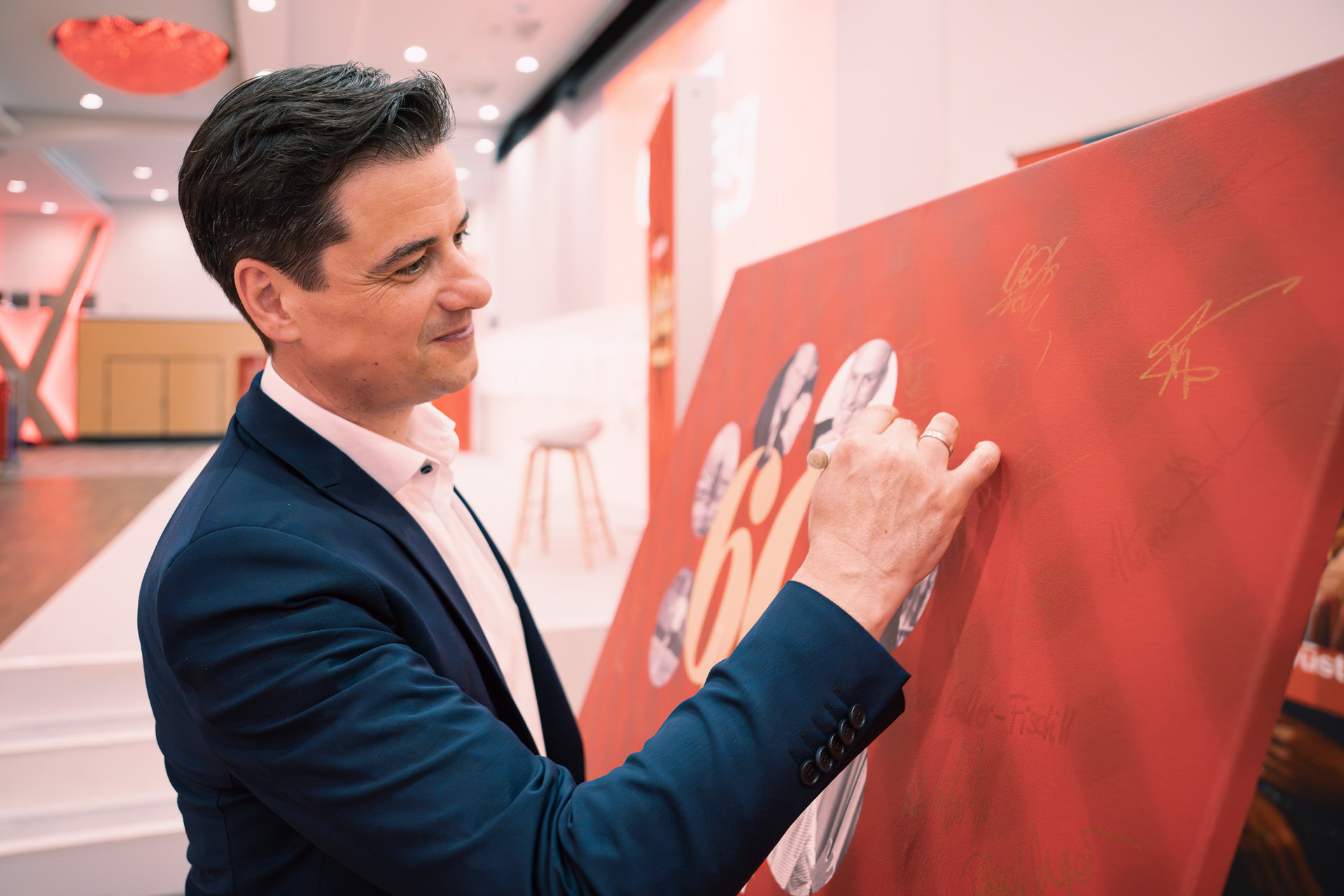 Vertriebschef Alexander Knezevic verewigte sich auf der Erinnerungstafel für Dr. Herbert Walterskirchen