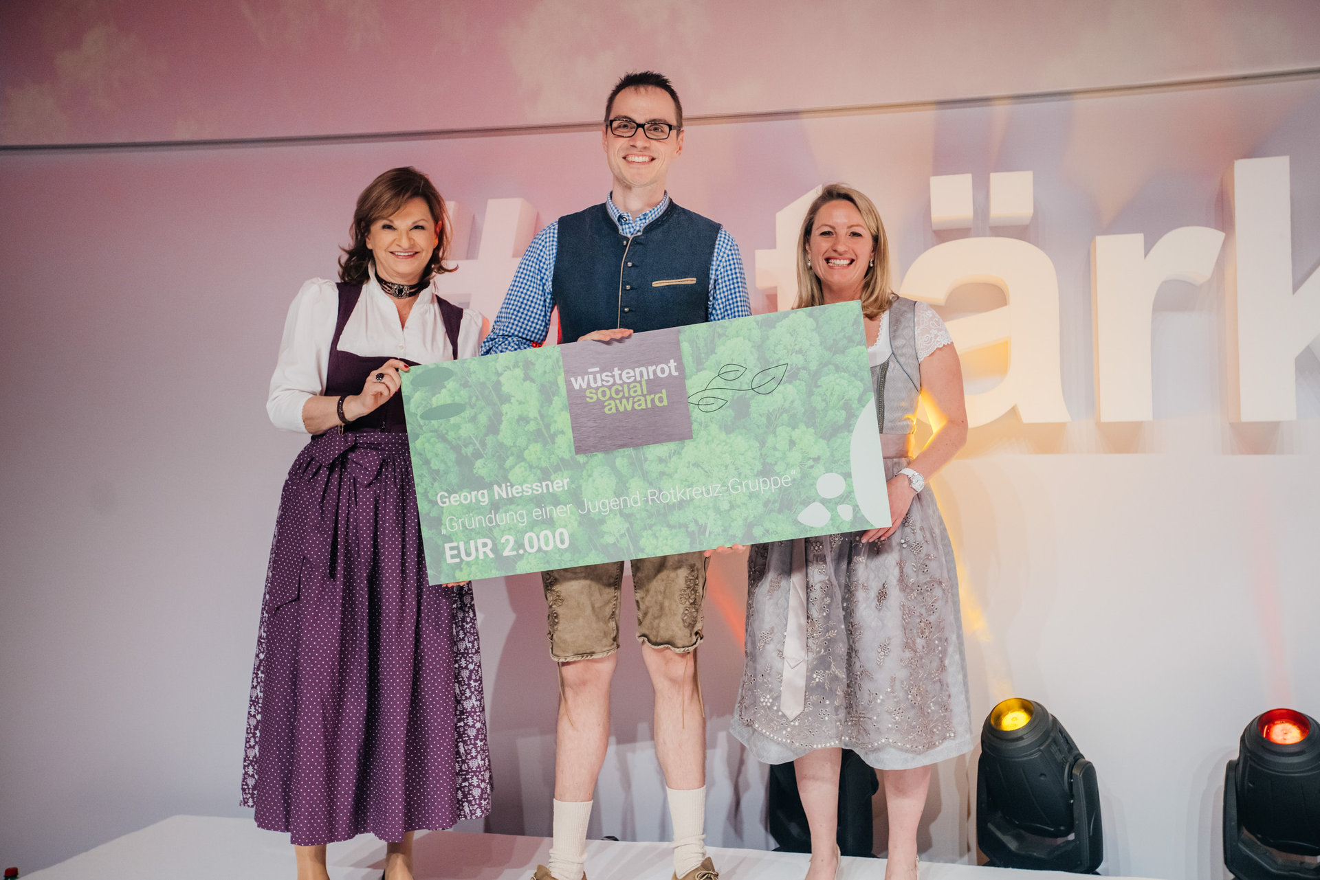 Der Social Award für Georg Niessner und die Gründung einer Jugend-Rotkreuz-Gruppe