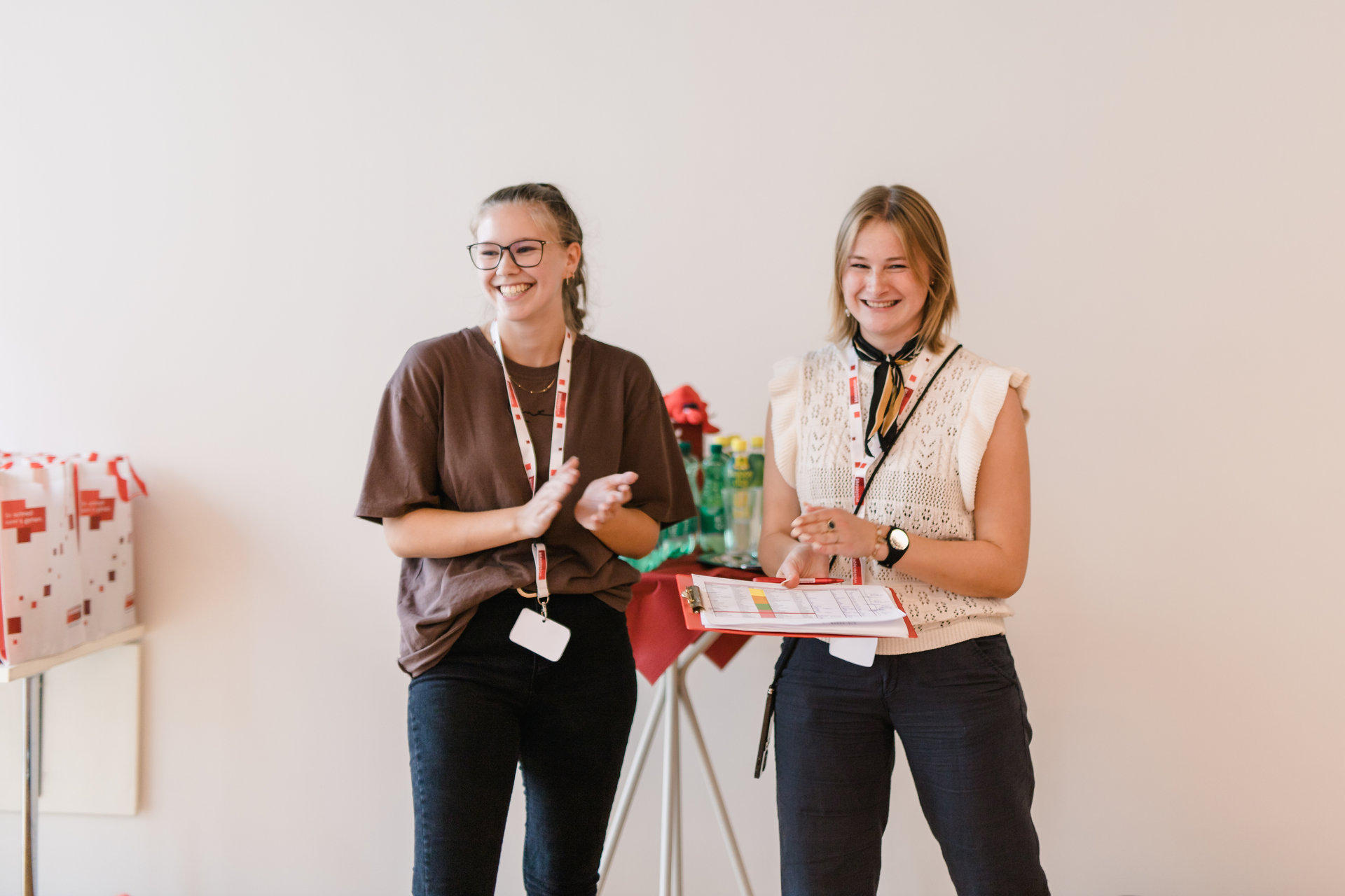 Foto von den beiden Wüstenrot Lehrlingen Alena Eder und Karla von Frisch beim Wüstenrot Kids Day