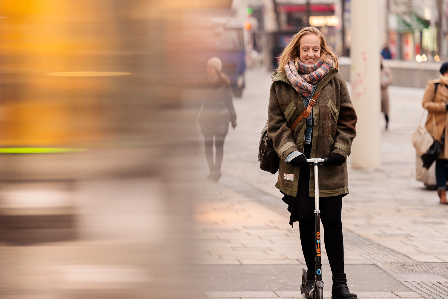 Eigener Antrieb: In der Stadt steigt Nunu Kaller aus Überzeugung lieber auf den Tretroller oder aufs Rad statt ins Auto. © Wüstenrot/marcelkoehler.com
