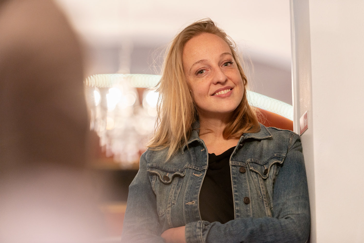 Fröhlich und selbstbestimmt: Nunu Kaller hat durch den Verzicht gelernt, ihre Bedürfnisse wieder stärker wahrzunehmen. © Wüstenrot/marcelkoehler.com