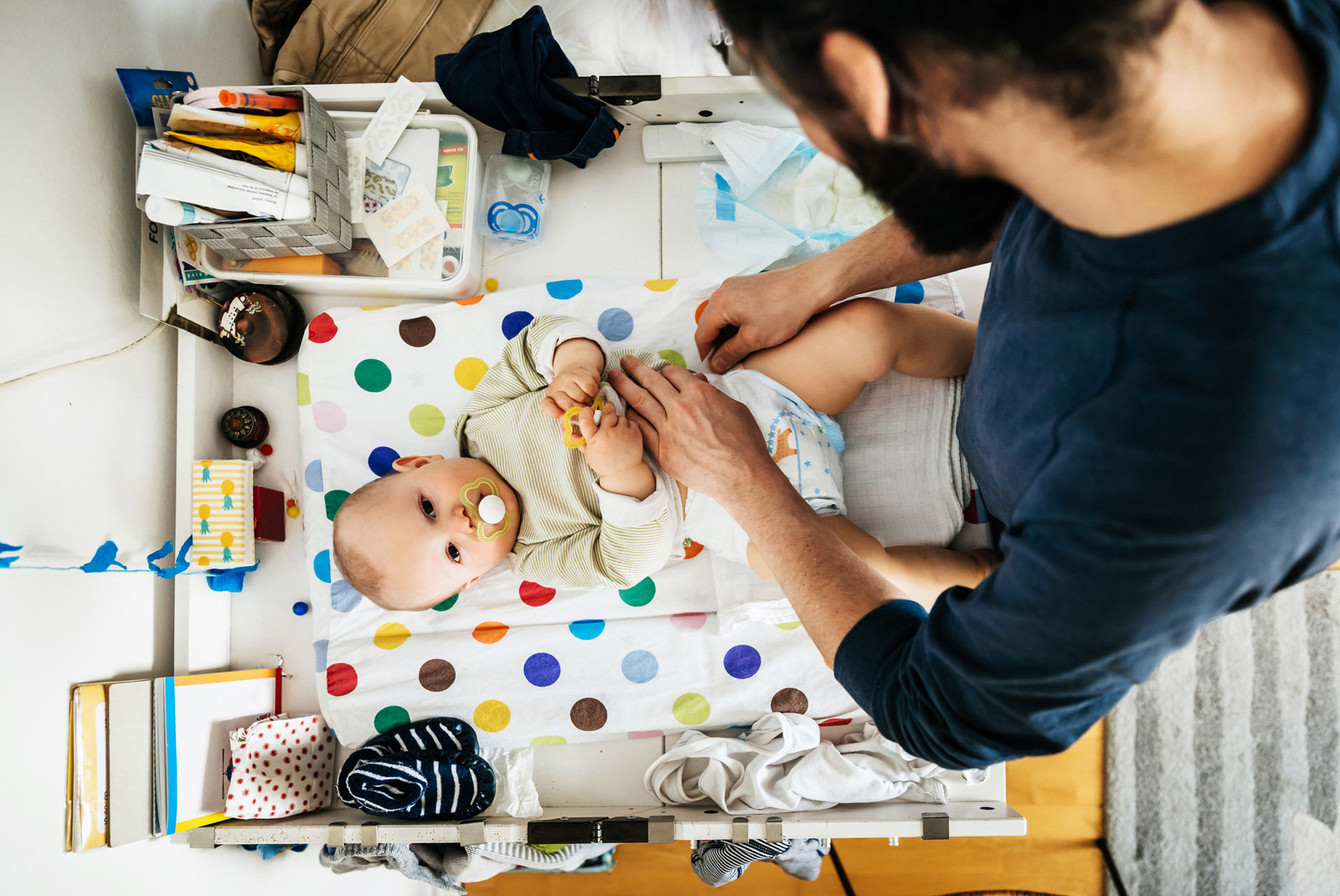 Ein Vater beim Wickeln eines Babys