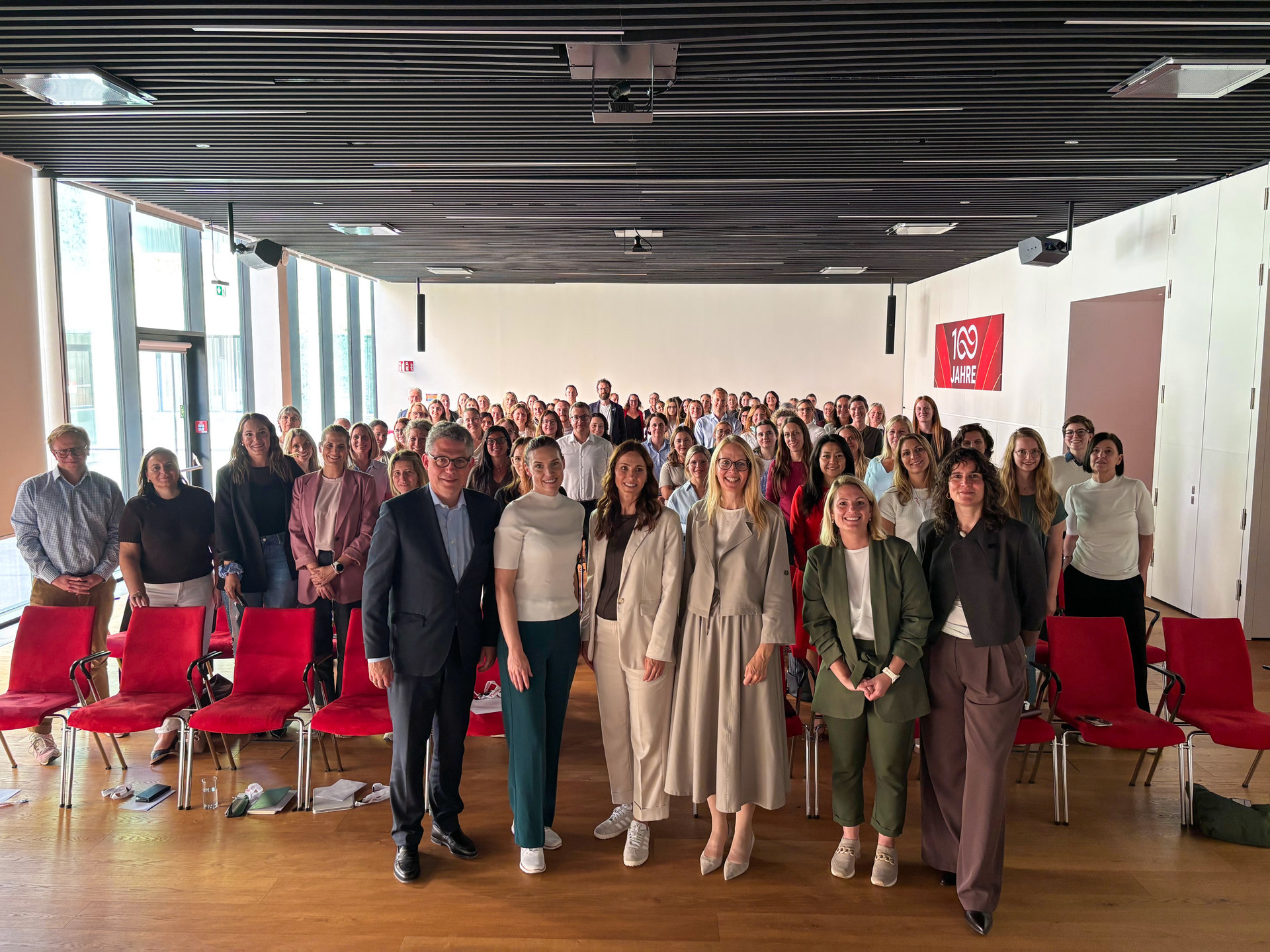 Gruppenfoto aller Kolleg:innen die beim Pauline Frauennetzwerk teilgenommen haben. 