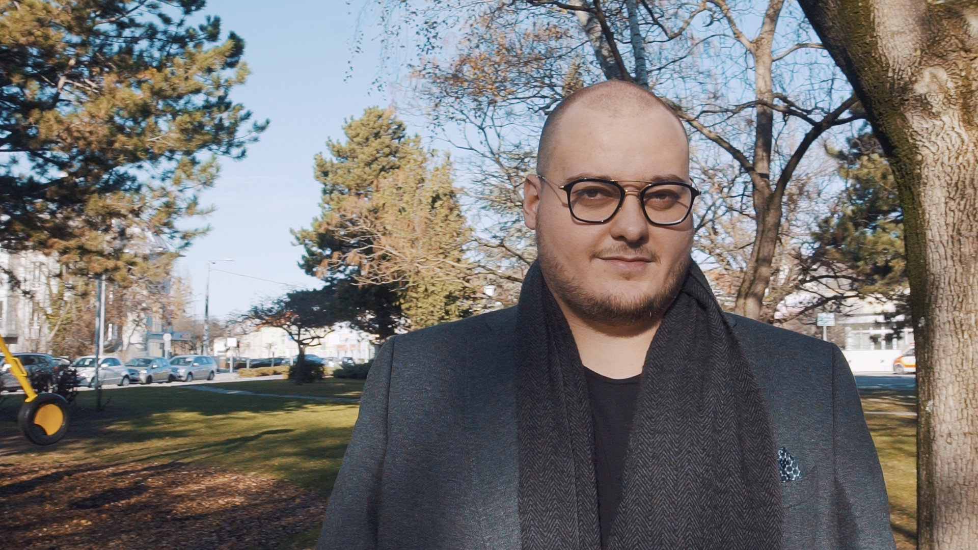 Junger Mann mit Brille in der Natur