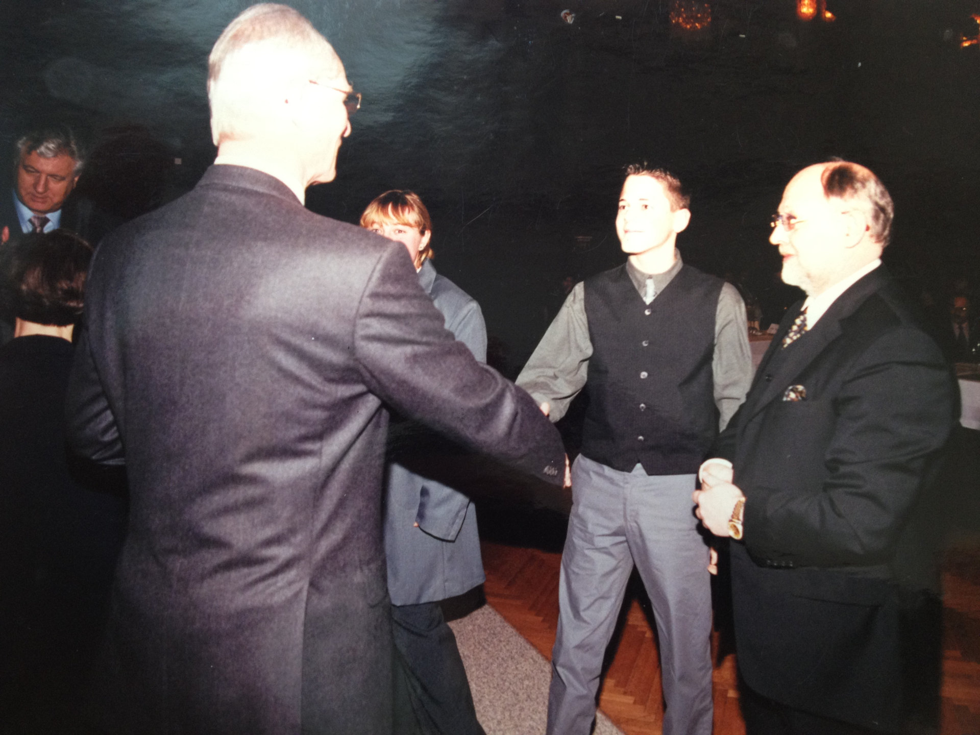 Das Foto zeigt den jungen Tobias Kohl, der Dr. Herbert Walterskirchen in die Pension verabschiedet