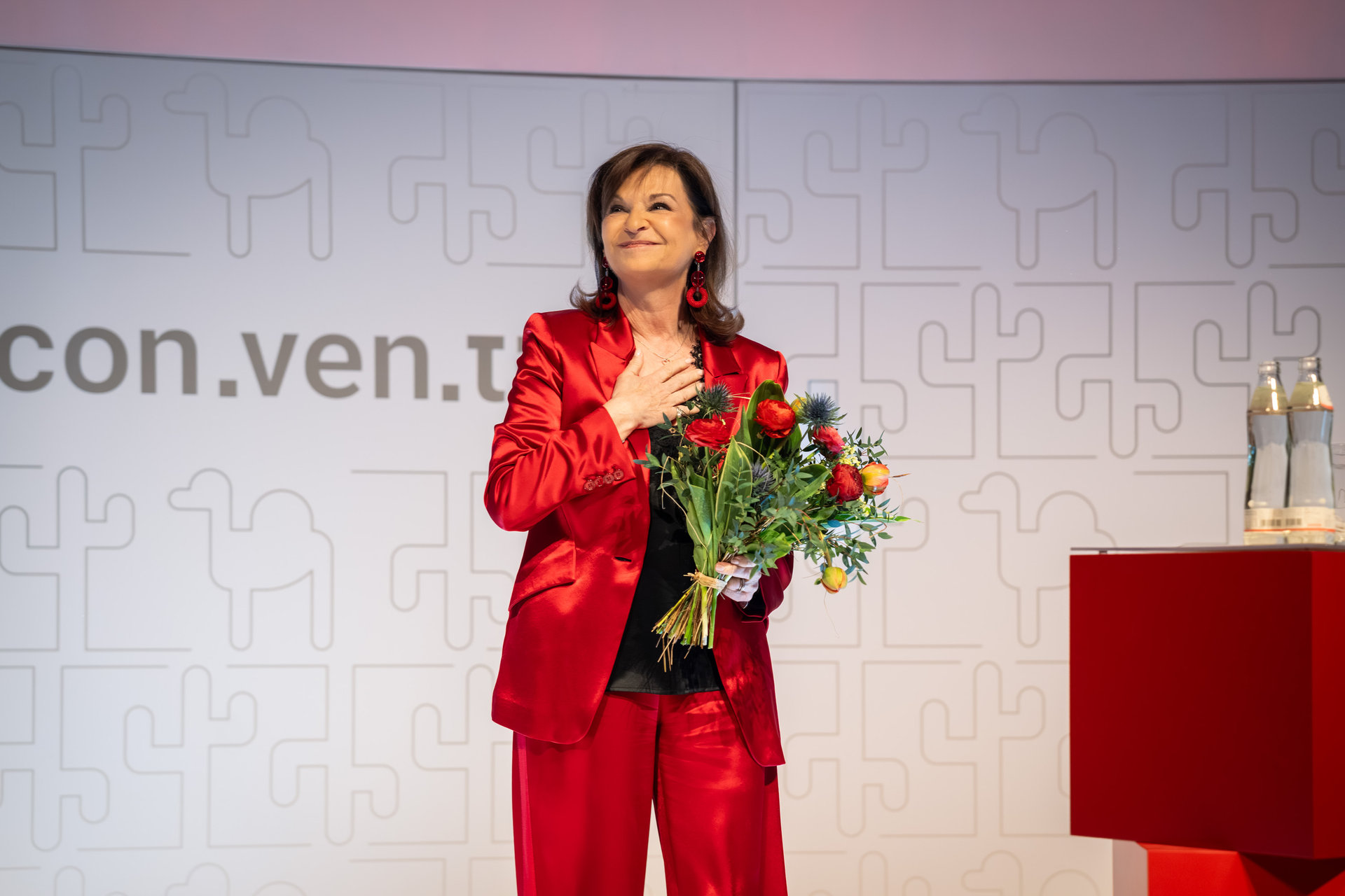 Bühnenmoment bei der Würdigung von Susanne Riess-Hahn