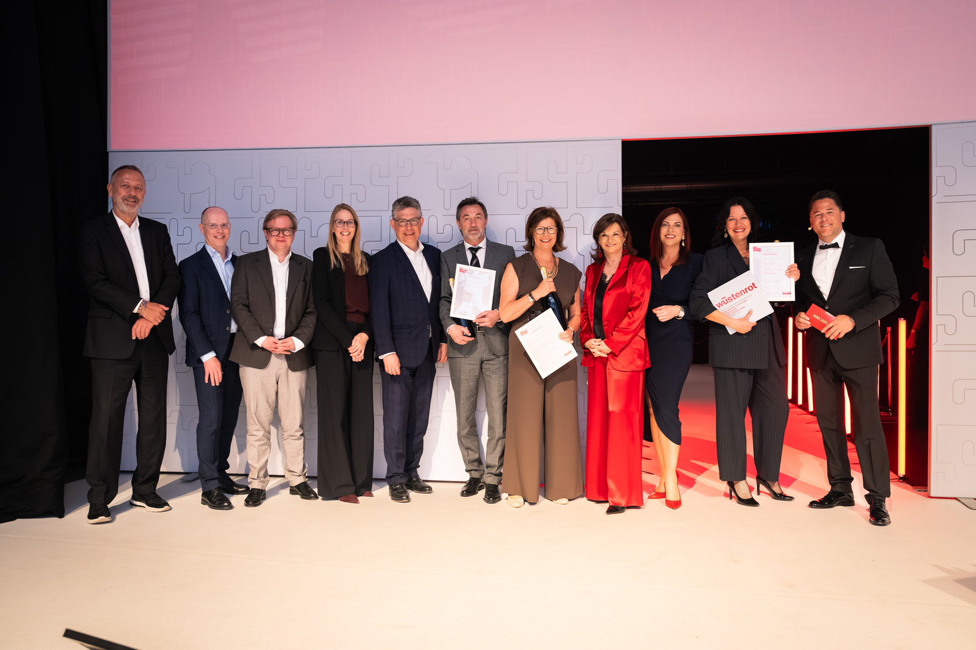 Margarethe Flatscher auf der Wüstenrot Convention Bühne mit dem gesamten Vorstandsteam. 