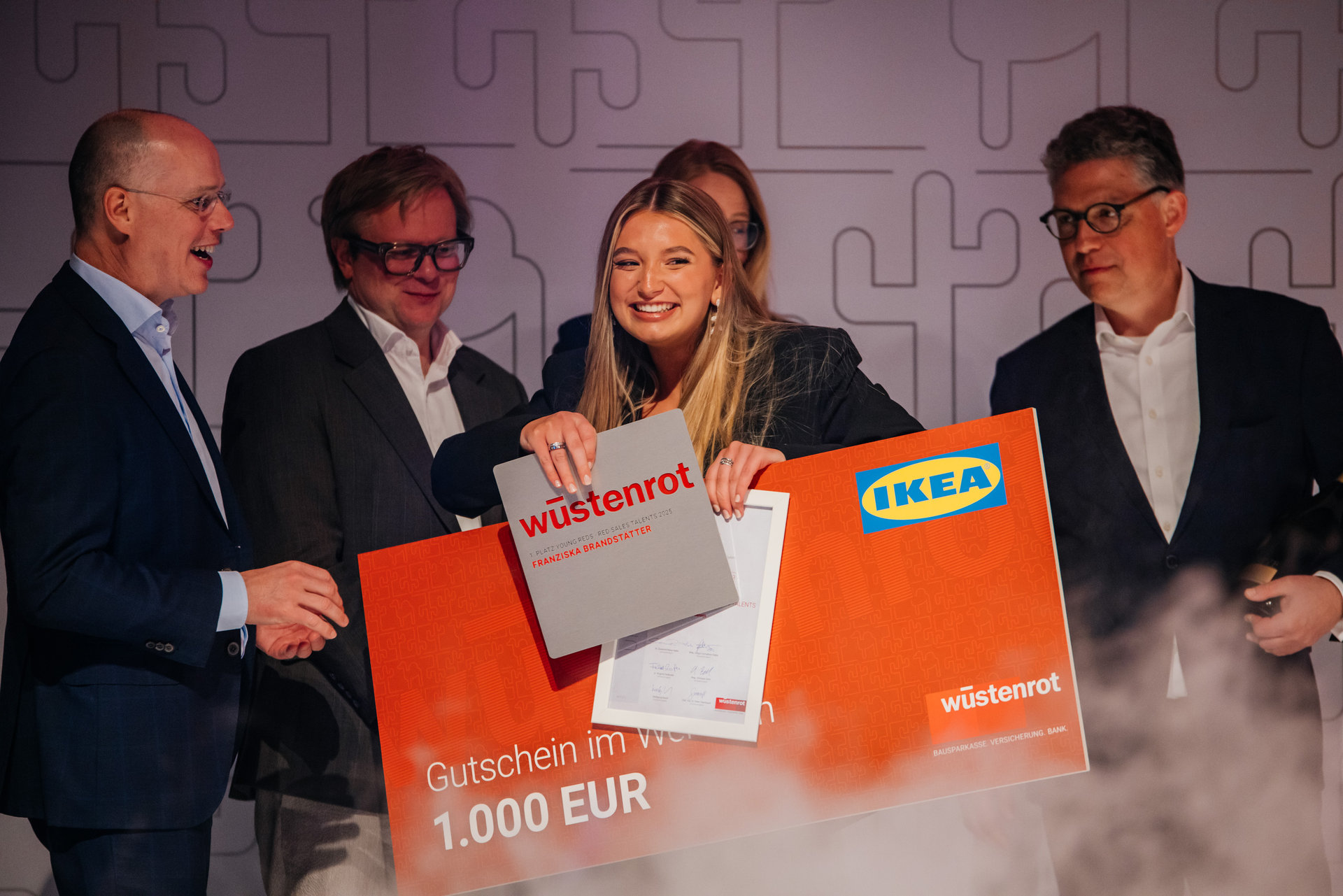 Franziska Brandstätter auf der Wüstenrot Convention Bühne mit dem Vorstand.