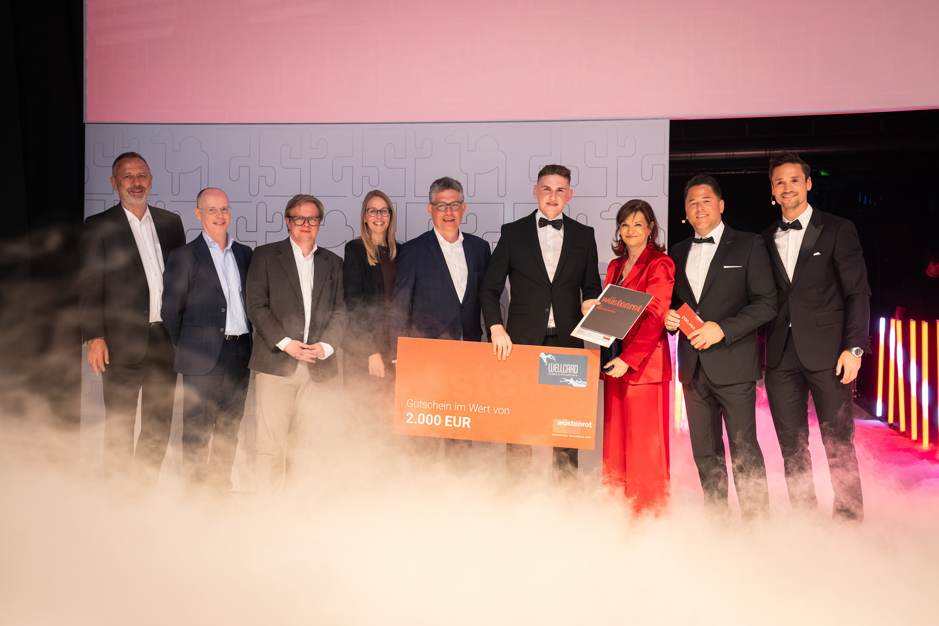 Sebastien Berger auf der Bühne mit dem Vorstand der Bühne.