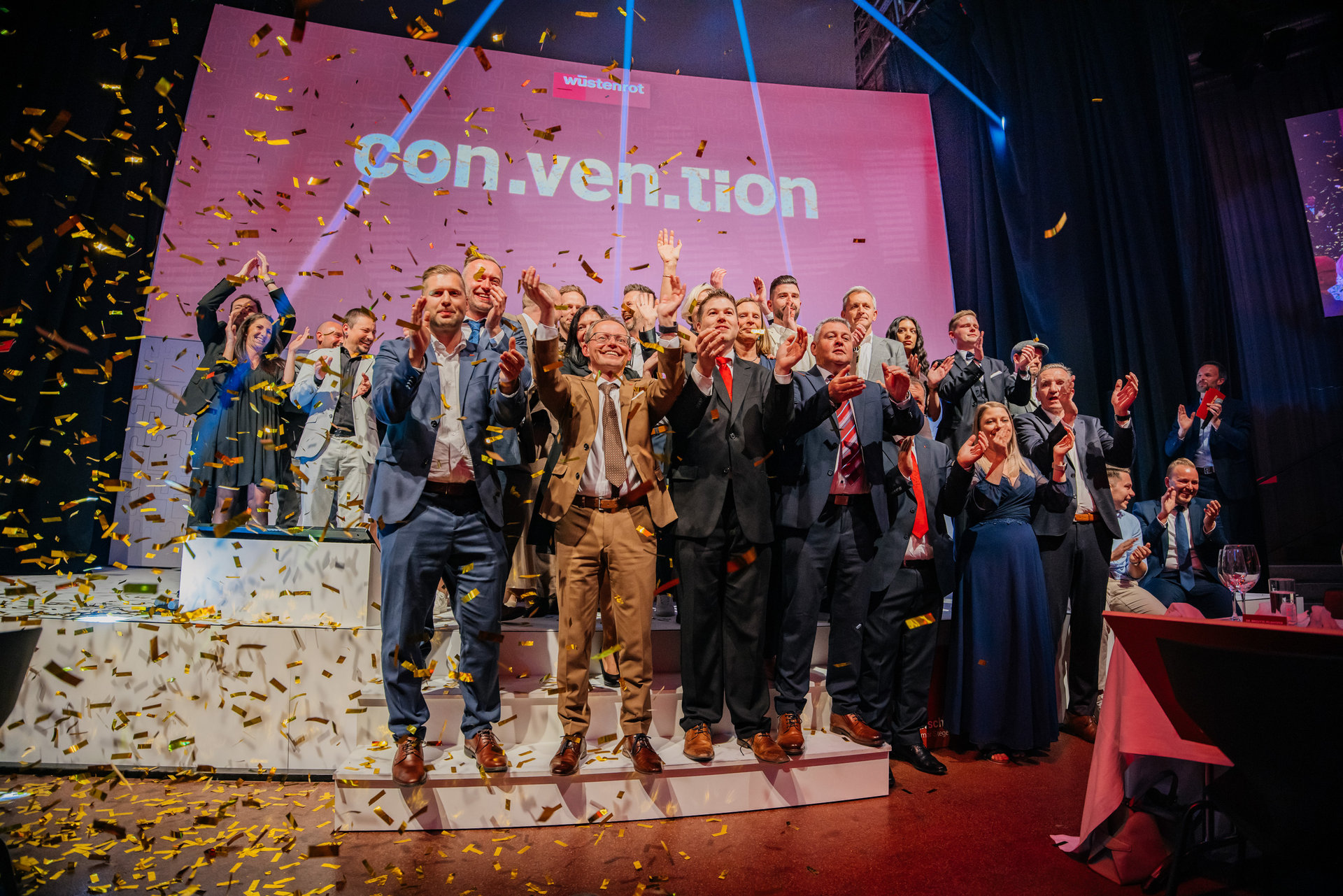 Leiterstammvertrieb Helmut Golda und Mario Zeitlinger mit seinem Team aus Salzburg