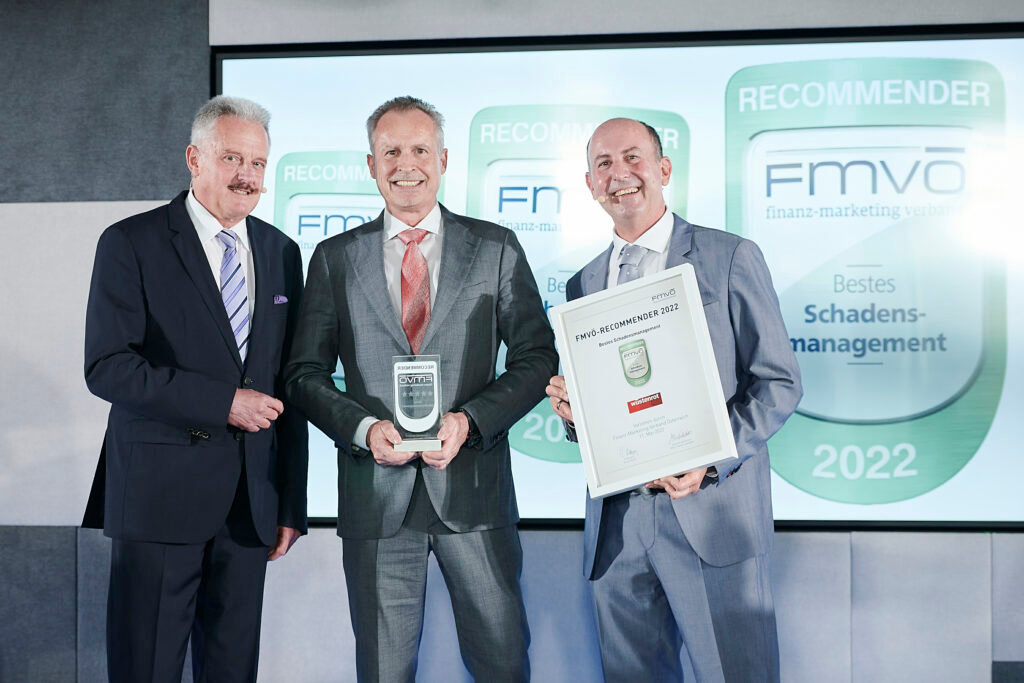 Bestes Schadensmanagement für die Wüstenrot Versicherung. Am Bild v.l.n.r.: Erich Mayer (Präsident, Finanz-Marketing Verband Österreich), Gerald Hasler (Vorstand, Wüstenrot Versicherung), Robert Sobotka (Geschäftsführer, Telemark Marketing)