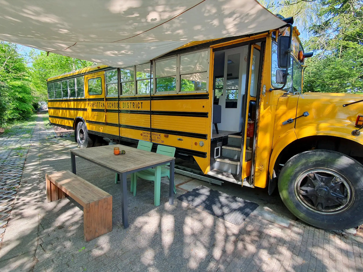 Ein US-amerikanischer Schulbus in der Seitenansicht