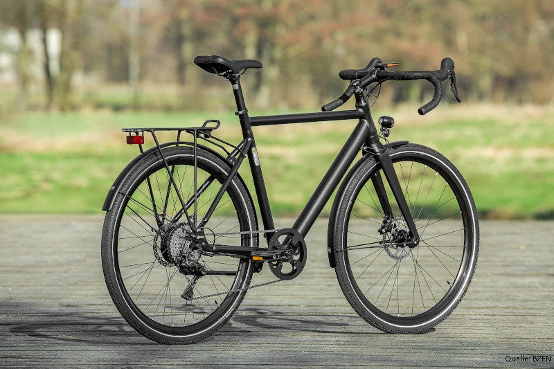 Ein schwarzes E-Gravelbike in der Seitenansicht