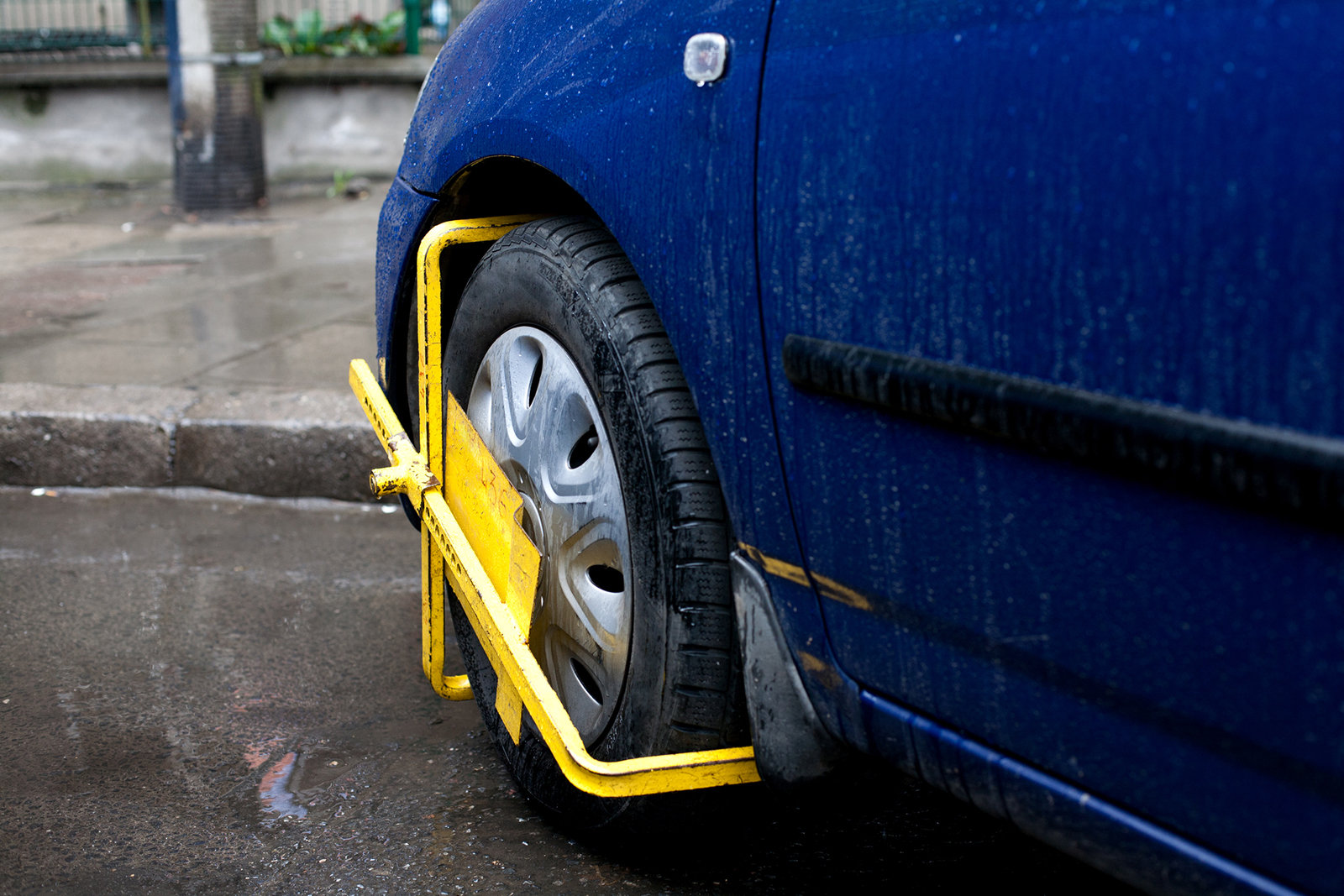  Für Langzeitparker: das Auto mit Parkkralle schützen.