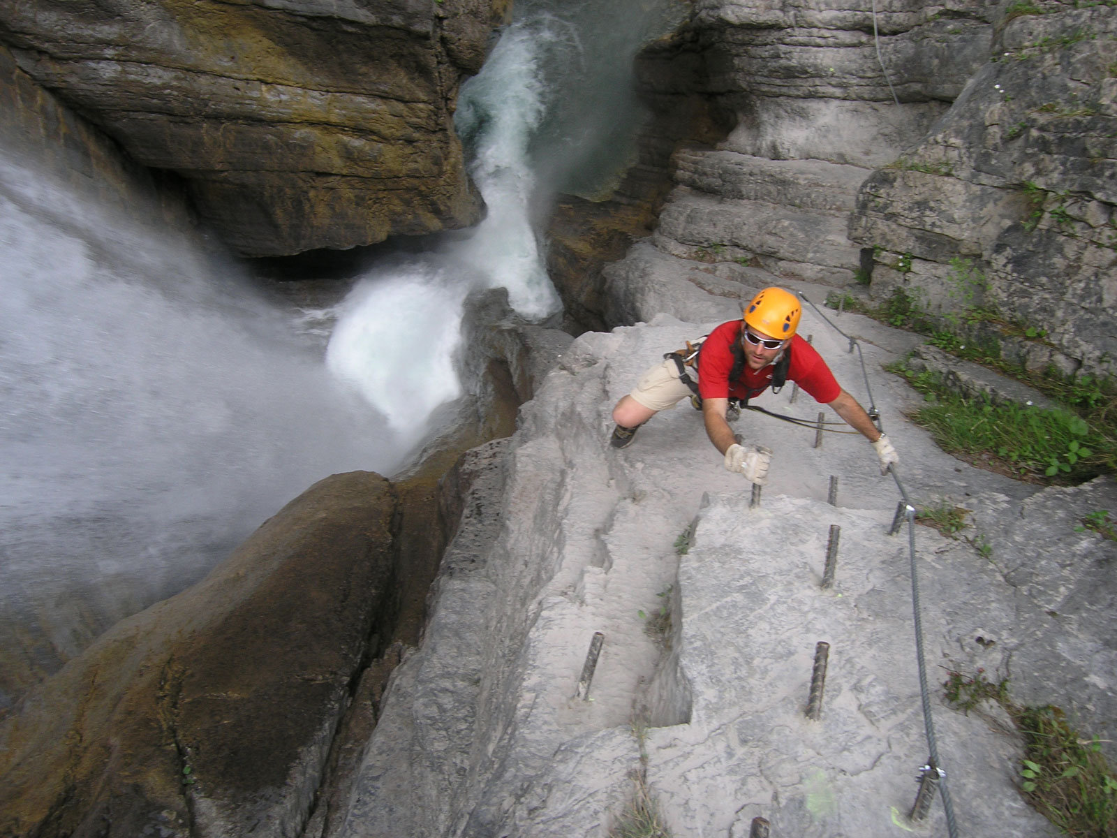 Ein Steig direkt neben tosendem Wasser